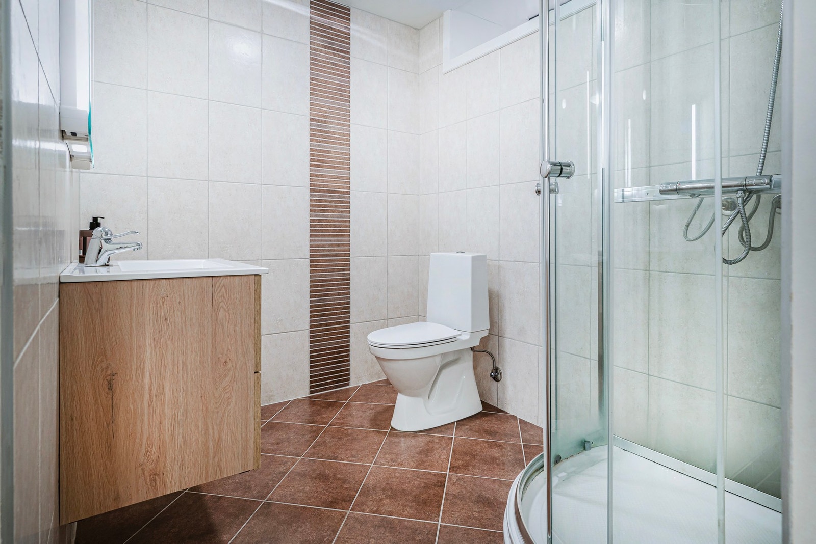 Flislagt baderom med god plass! Galleribilde