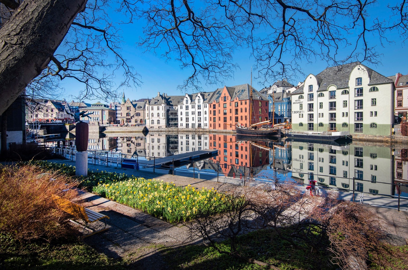 Eiendommen har sentral beliggenhet i Giskegata noe vest for Ålesund sentrum. Galleribilde