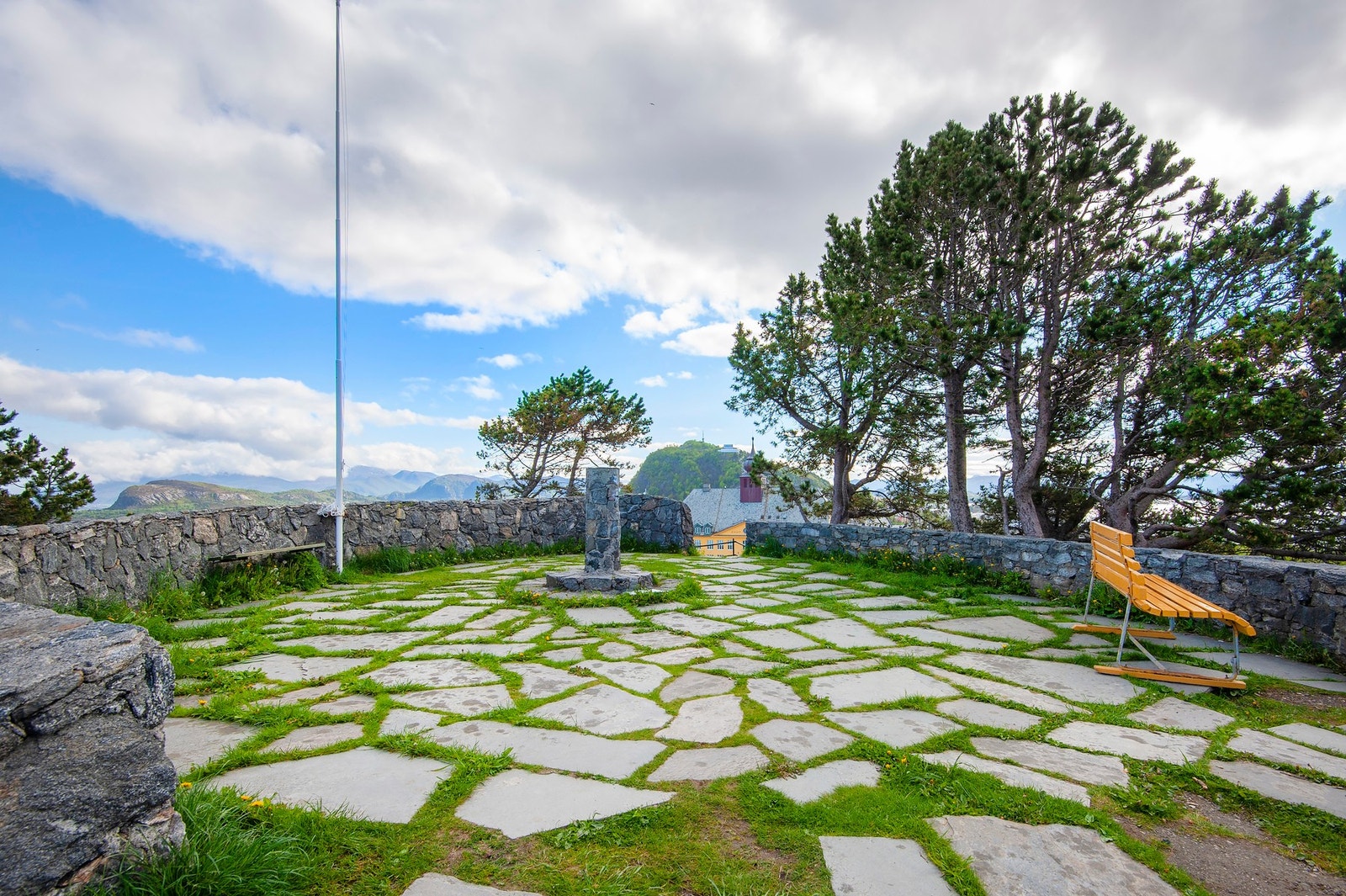 Gangavstand til sentrum hvor du også har busstasjon og hurtigbåt til Langevåg. Galleribilde