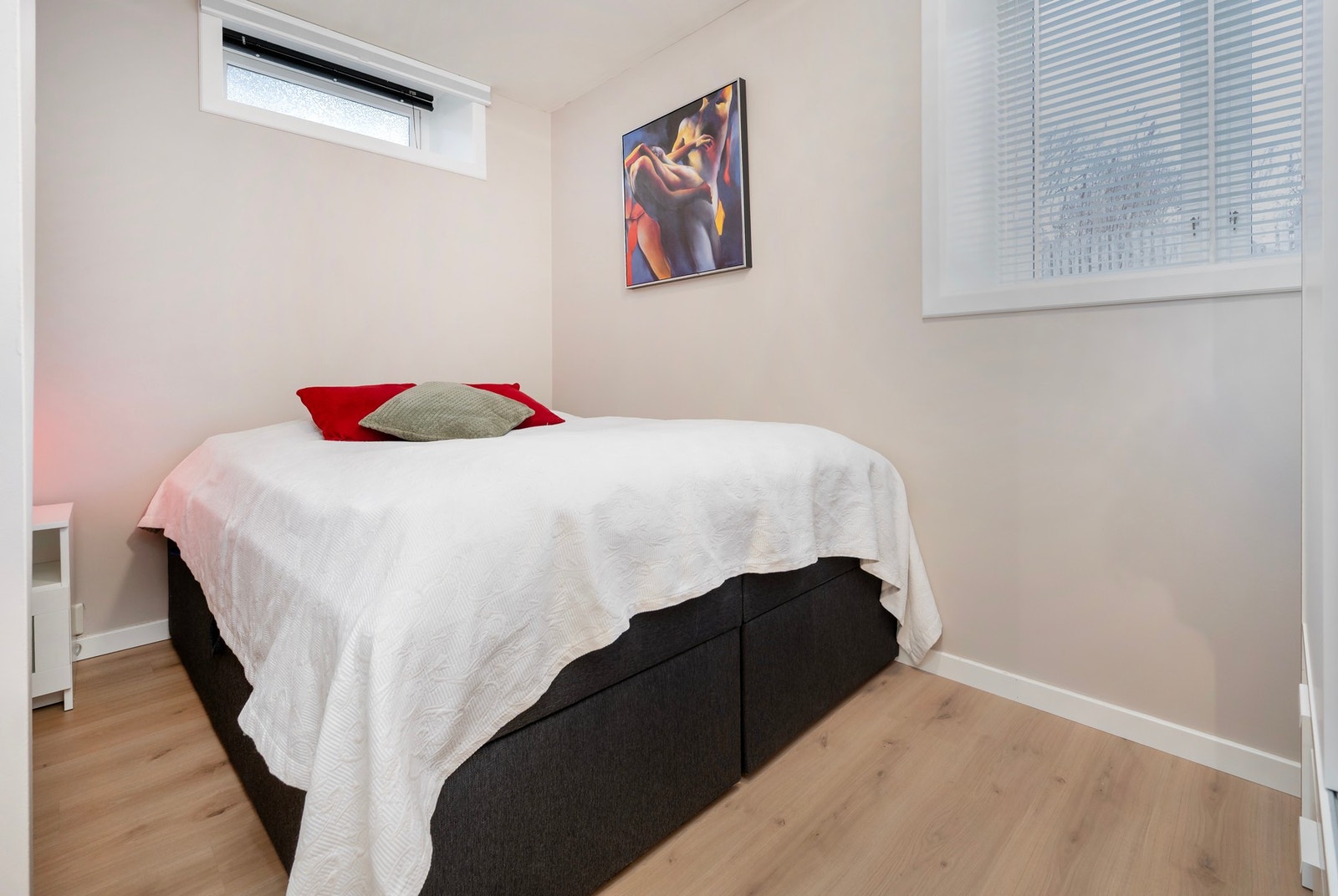 Soverom med god plass til dobbeltseng. Galleribilde