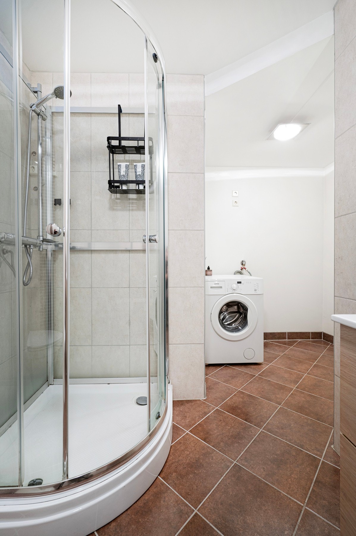 Rommet har bl.a. dusjkabinett og opplegg for vask/tørk. Galleribilde