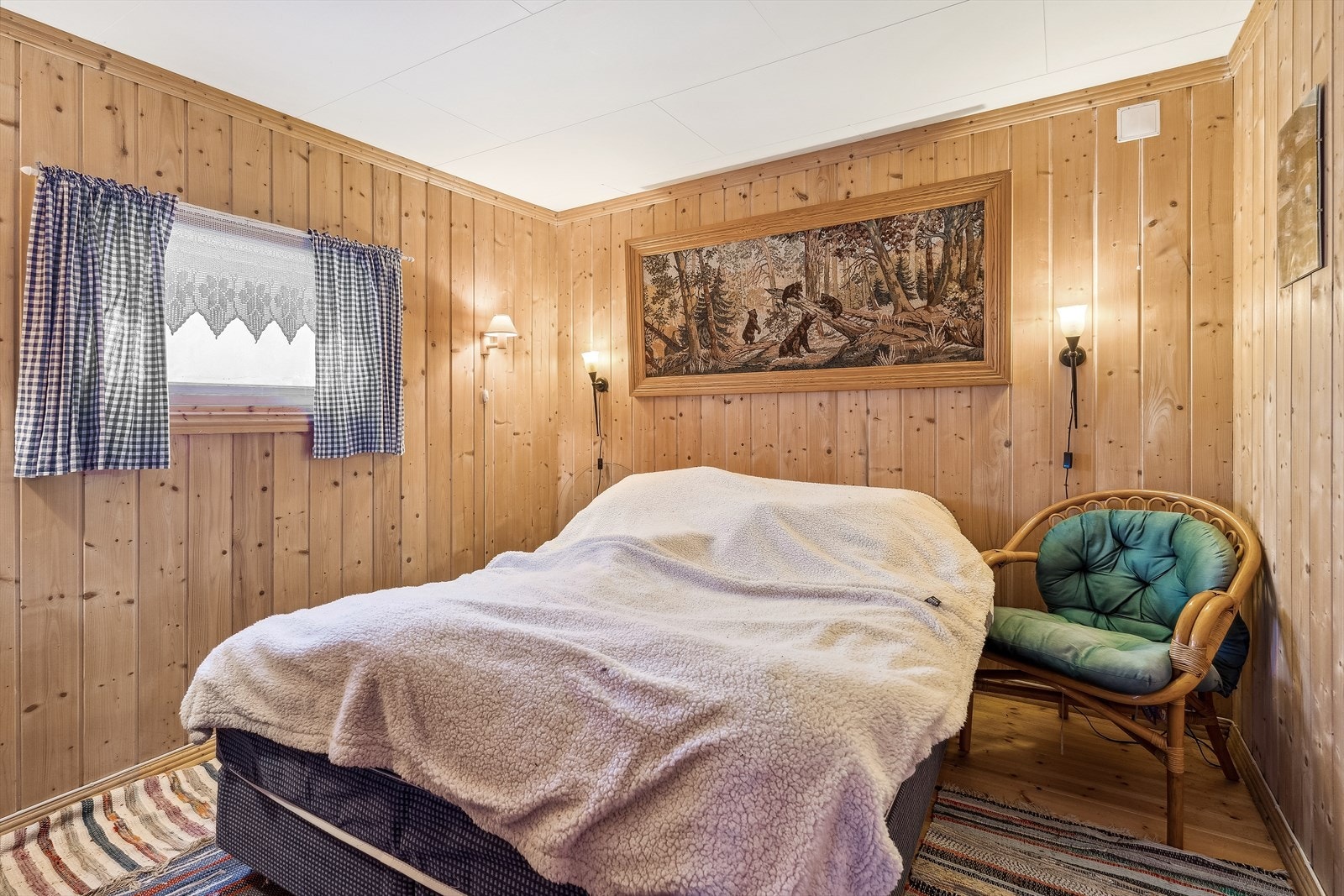 Soverommet har fin plass til dobbeltseng. Galleribilde