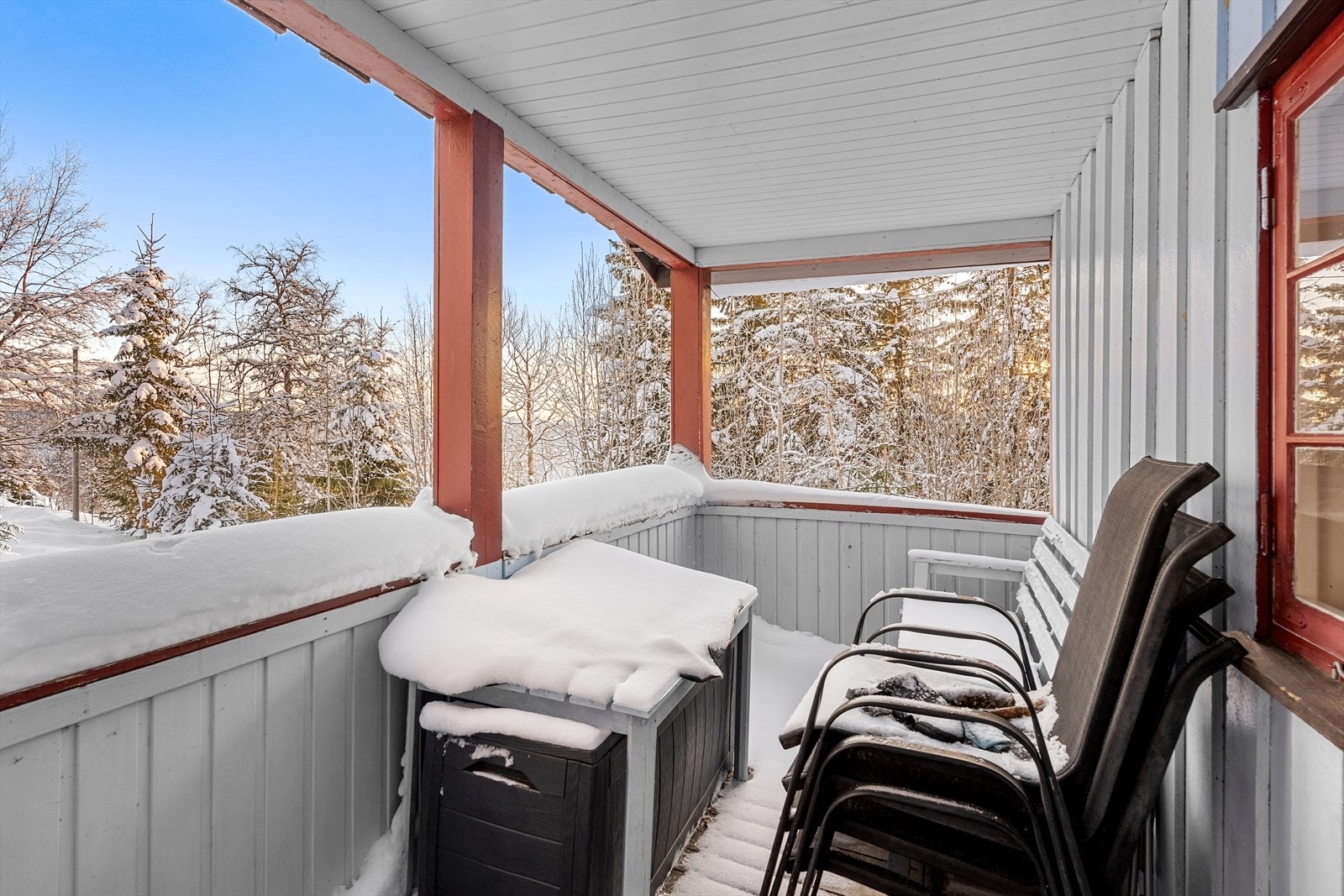 Hytta har overbygd inngangsparti/terrasse med plass til en liten sittegruppe. Galleribilde