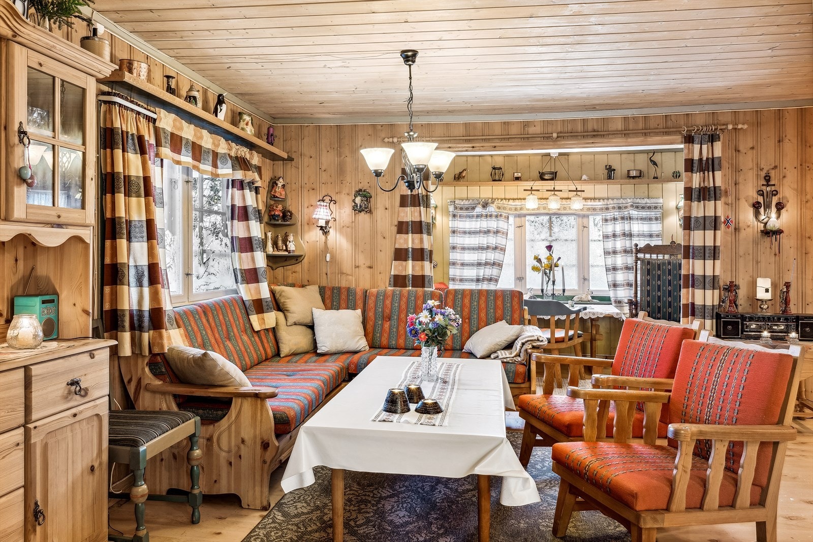 Hytta har en åpen stue med fin plass til både sofa- og spisegruppe. Galleribilde