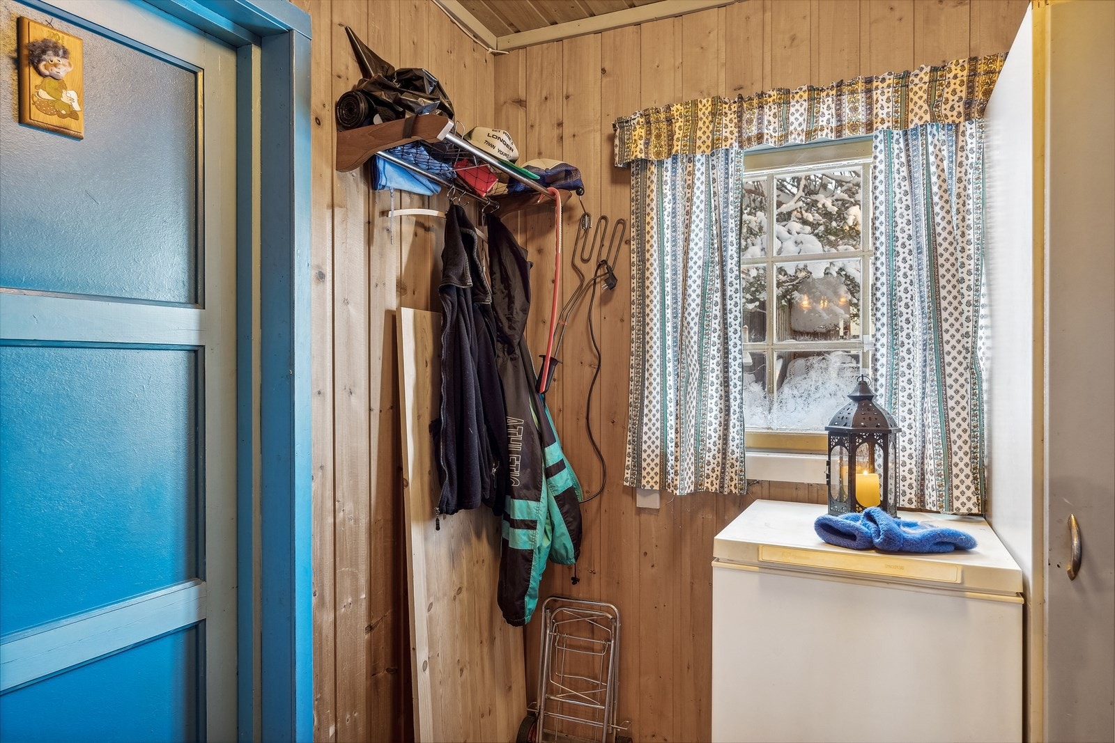 Hytta har vindfang med plassbygde garderobeskap og det inngang til enkelt toalettrom. Galleribilde