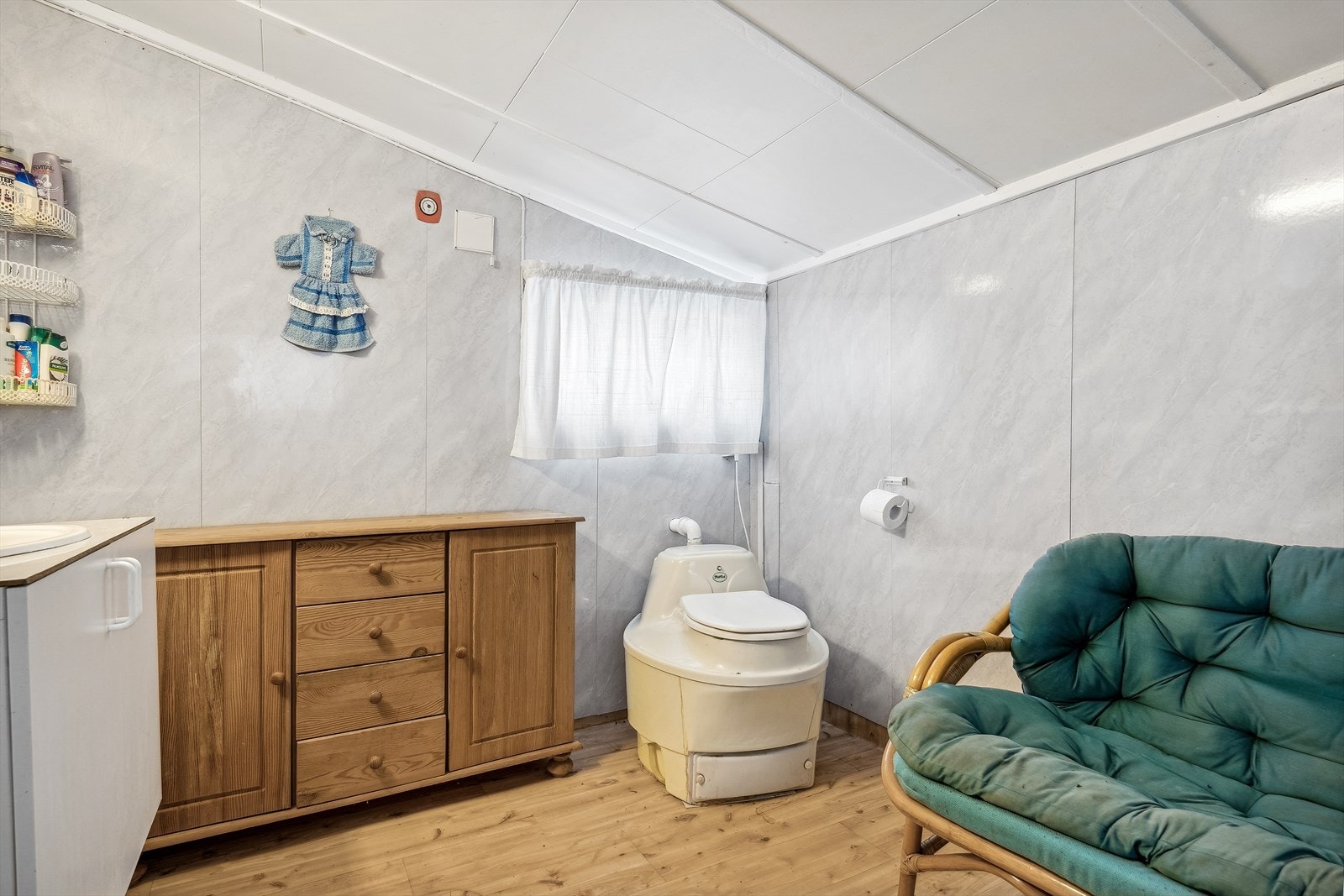 Her er det servant med skap, 12 volts vannpumpe fra vannkanne og avløp til bøtte. Toalettløsning med mulltoalett. Galleribilde