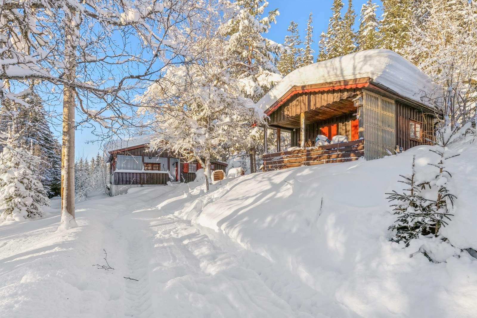 Her finner du en koselig, eldre hytte og et anneks/uthus beliggende i en liten stikkvei med kun tre hytter. Området, som ligger ned for Byfuglifjellet, er stille og fredelig med spredt bebyggelse og fint turterreng. Galleribilde