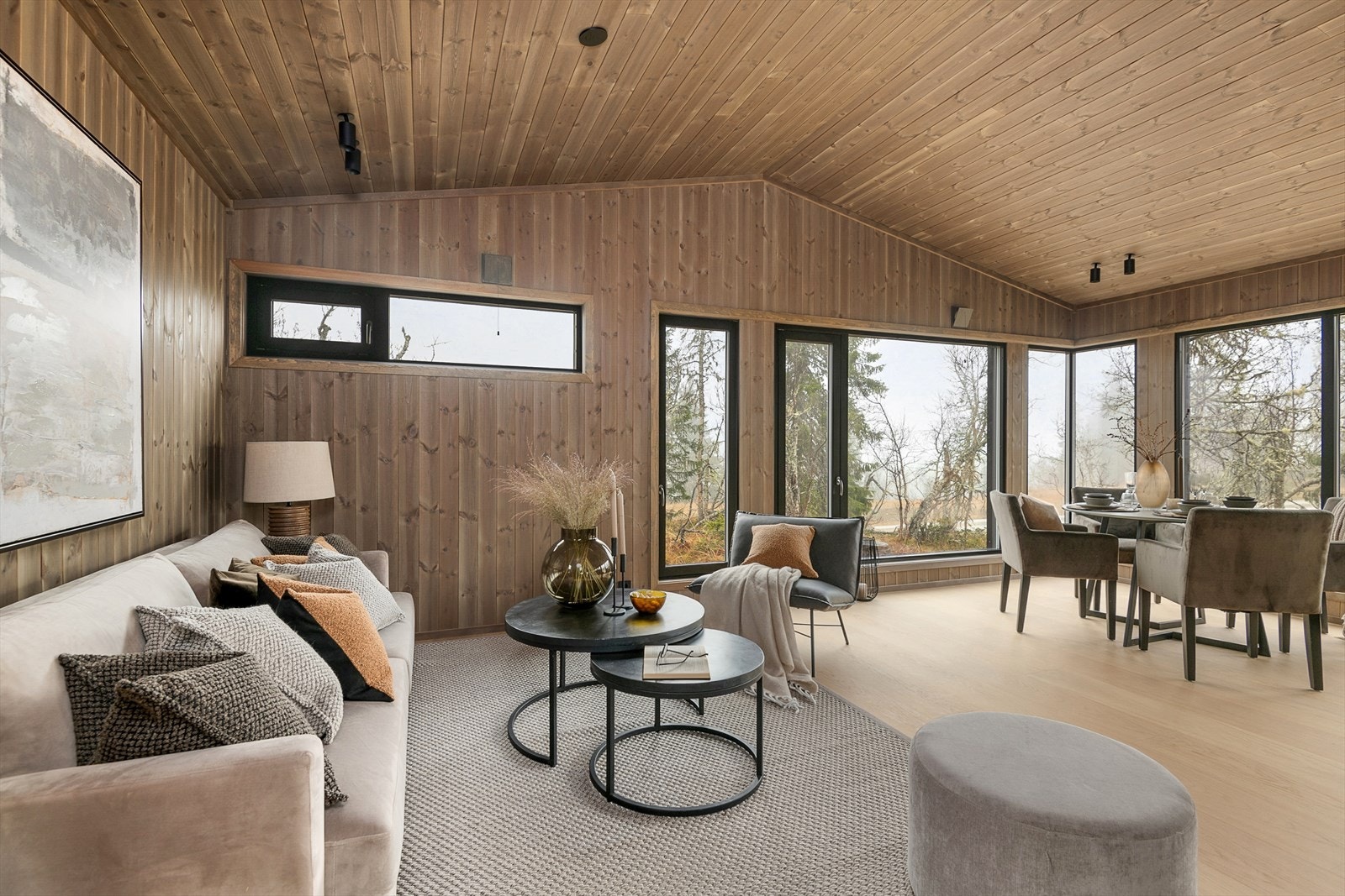 Oppholdsrommet er åpent og luftig med gode møbleringsmuligheter. Galleribilde