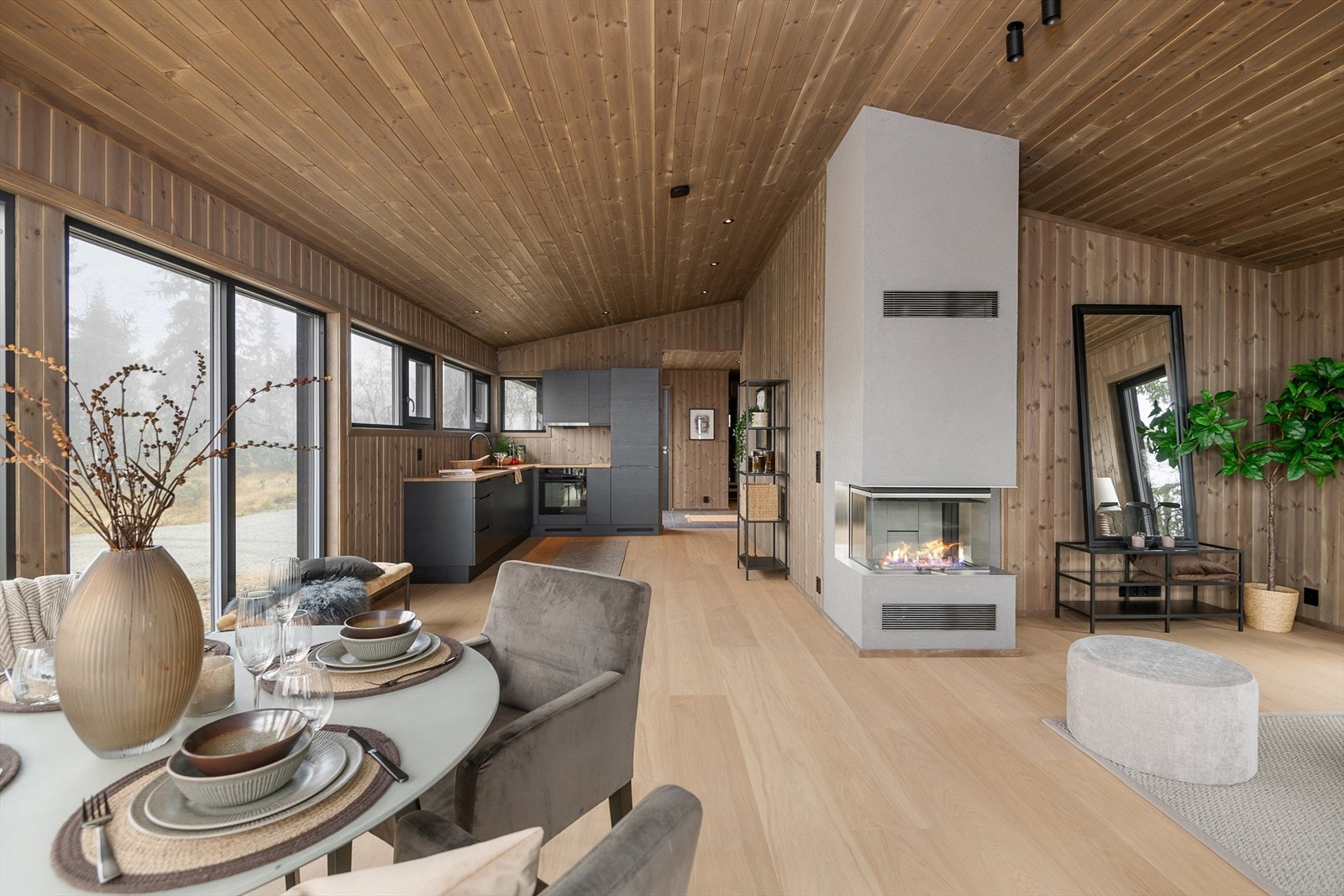 Stram, moderne peis med innsats. Et blikkfang i rommet og en god varmekilde. Galleribilde