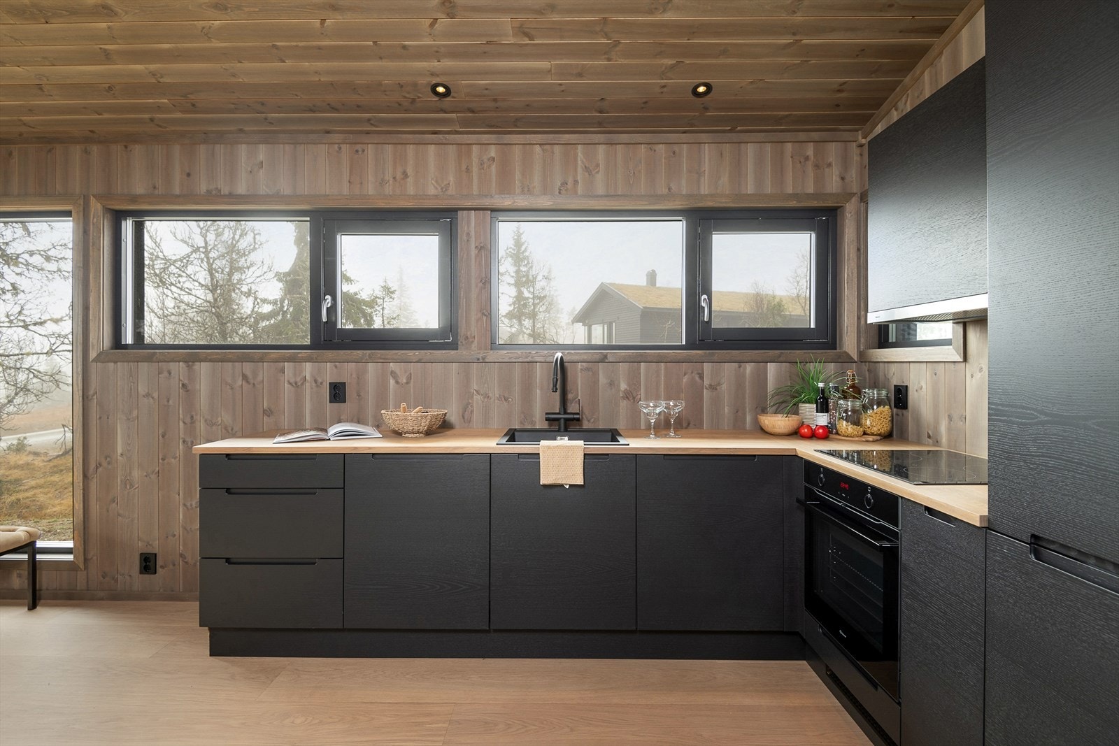 Vinduene over kjøkkenbenken gir godt lys inn i rommet. Galleribilde