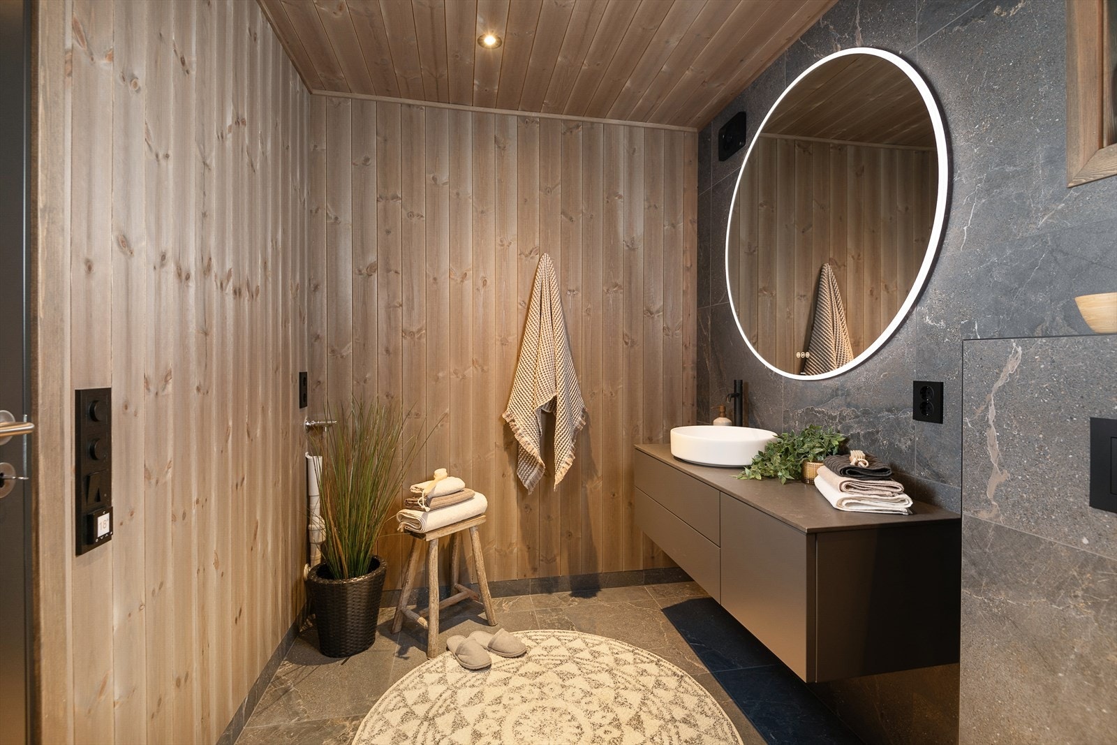 Servantinnredningen har skuffer for oppbevaring. Gjennomført stil med lekre detaljer Galleribilde