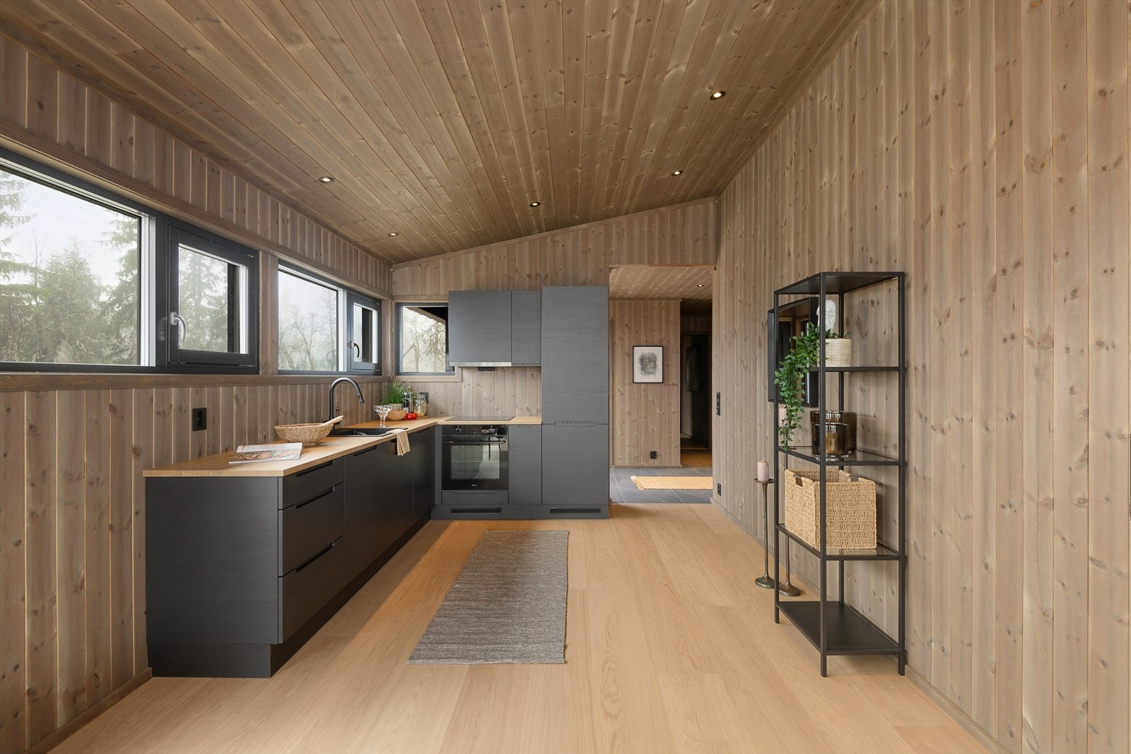 Kjøkkenet har en moderne, stram og funksjonell innredning. Integrerte hvitevarer. Galleribilde