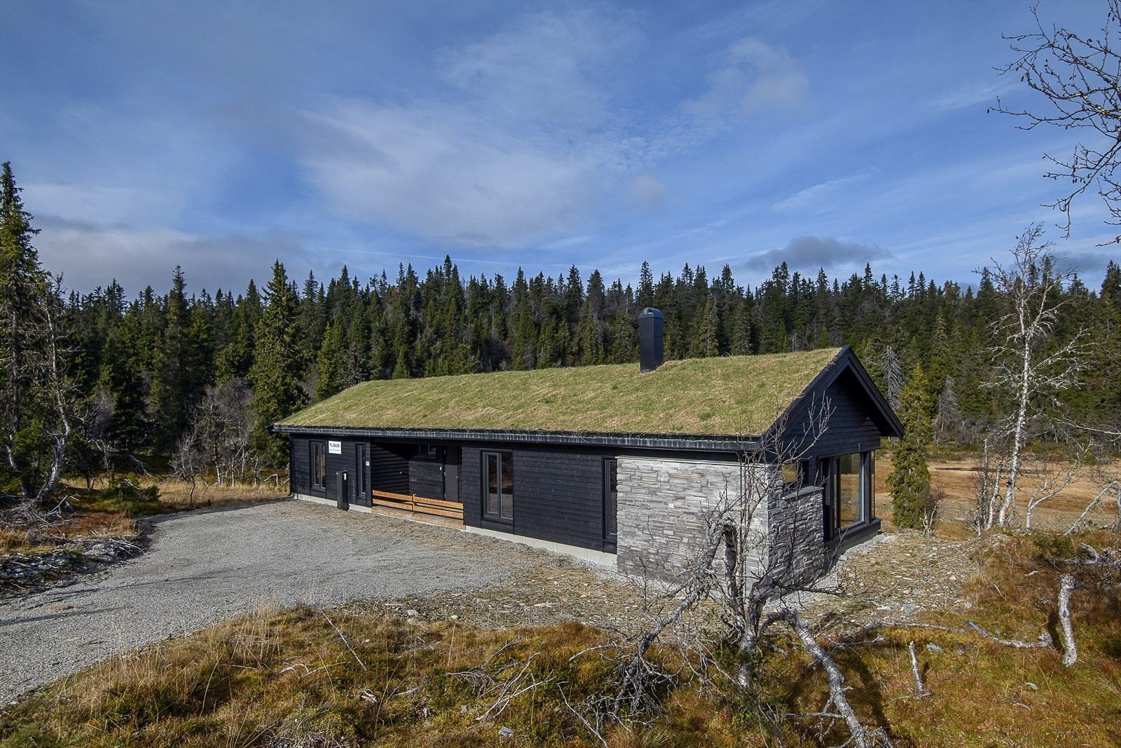 Ny og moderne hytte med torvtak. Eiendommen ligger i forholdsvis nyetablert hytteområde, i naturskjønne omgivelser på Kvitfjells Vestside. Galleribilde