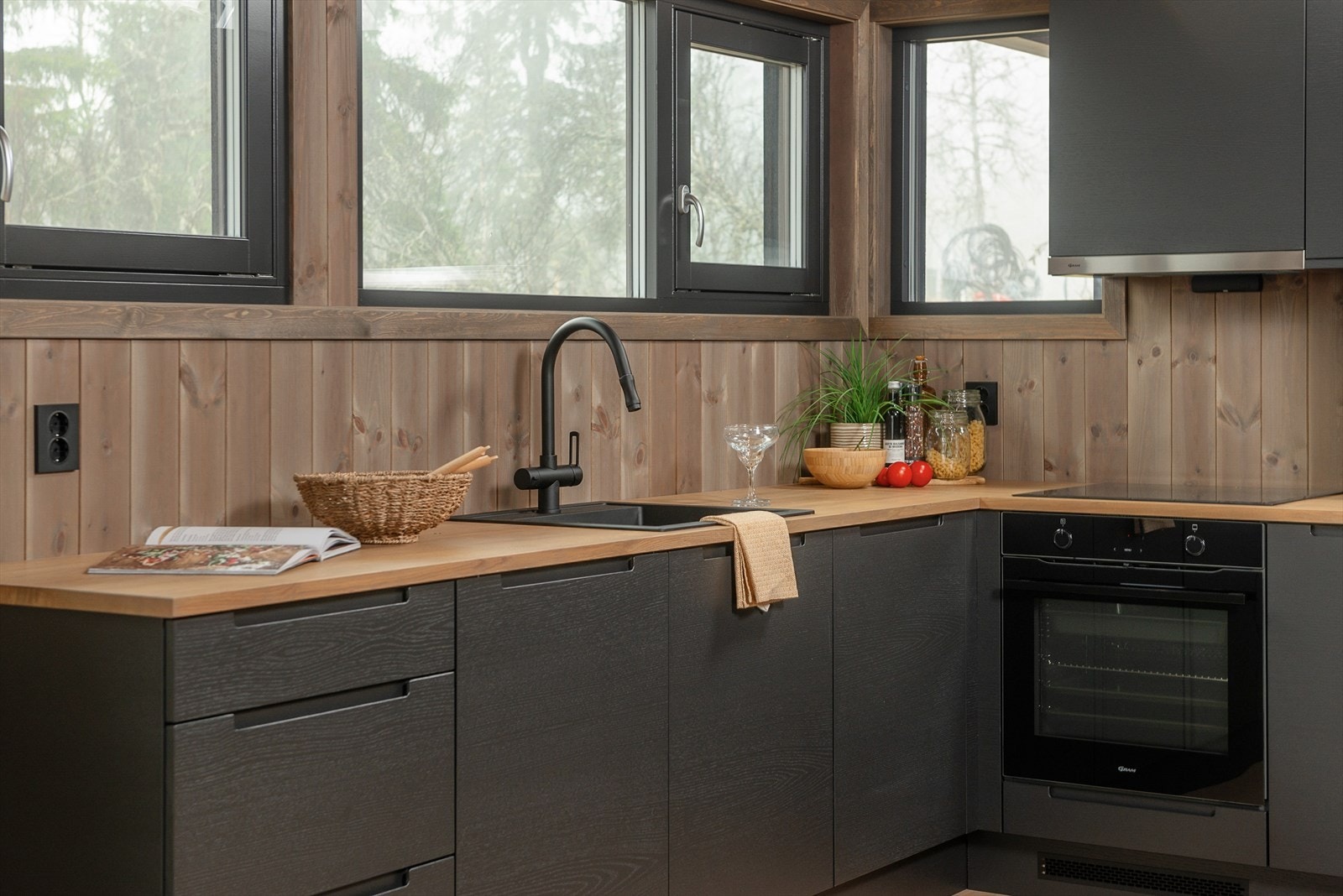 Fronter i mørk eik utførelse med skap og skuffer for oppbevaring. Galleribilde