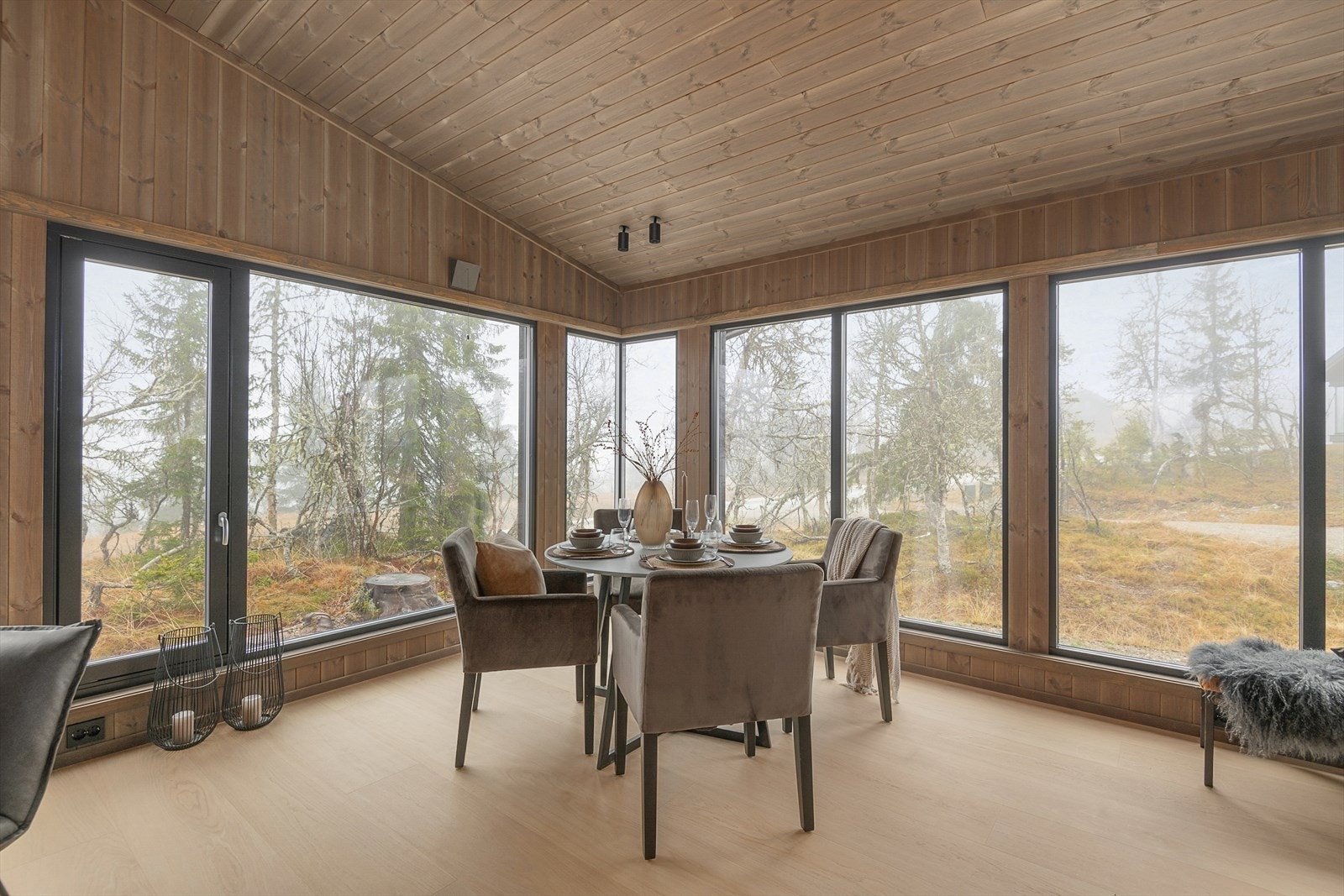 Stram og moderne stil med lune overflater gir en utrolig god atmosfære. Store vindusflater slipper gir god lyseffekt og slipper naturen inn! Galleribilde