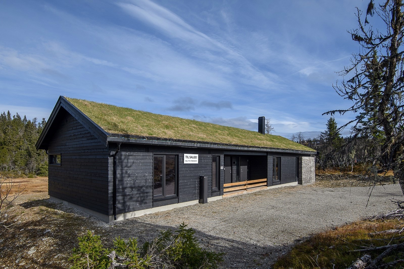 Gruset gårdsplass med gode parkeringsmuligheter foran hytta. Galleribilde