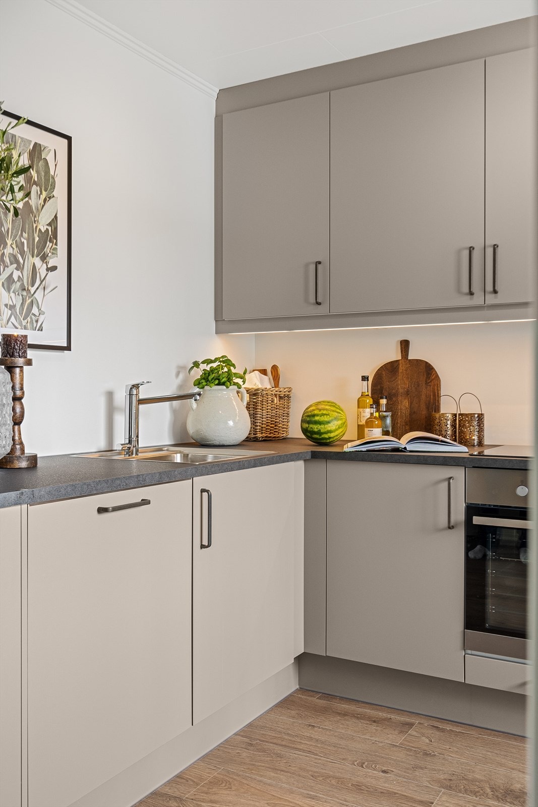 Nytt Norema kjøkken med hvitevarer fra 2023-2024 som ikke er tatt i bruk. Galleribilde