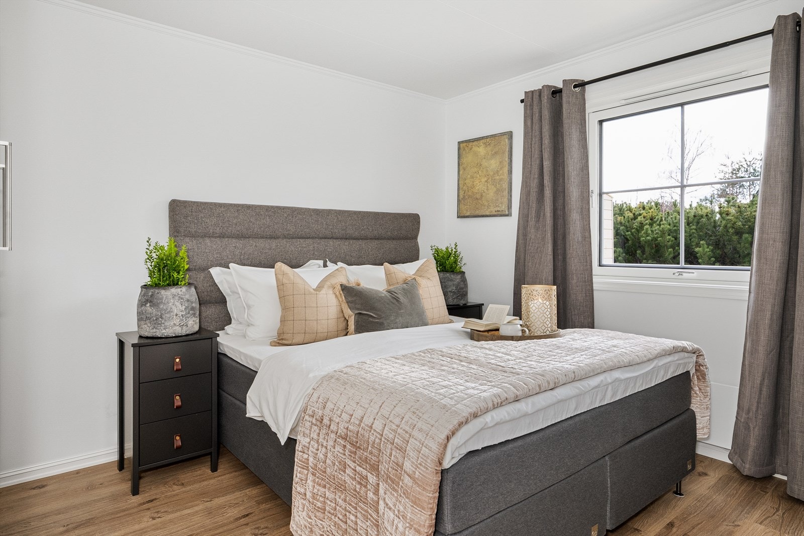 Hovedsoverommet er lyst og delikat, med god plass til dobbeltseng. Galleribilde