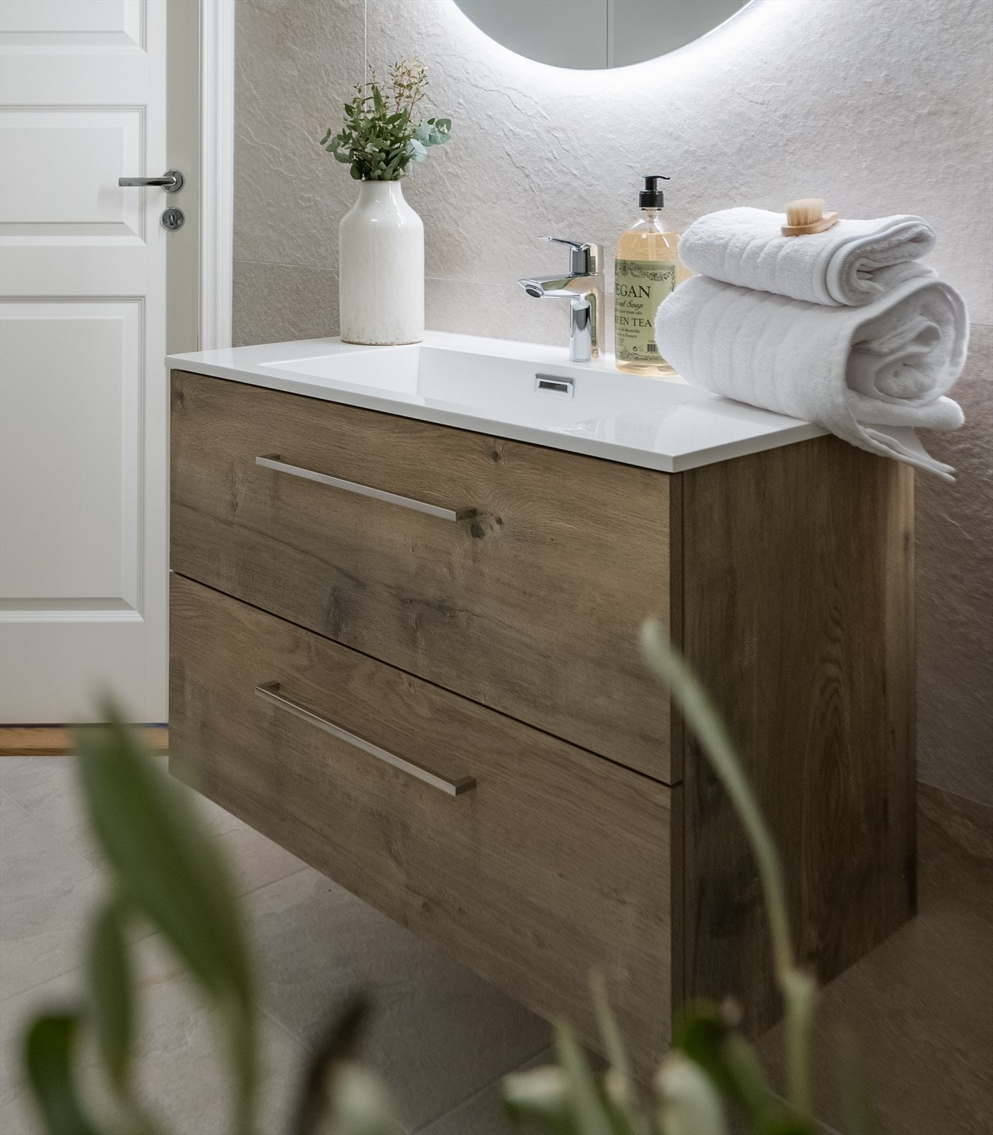 Badet har elektriske varmekabler i gulvet. Galleribilde