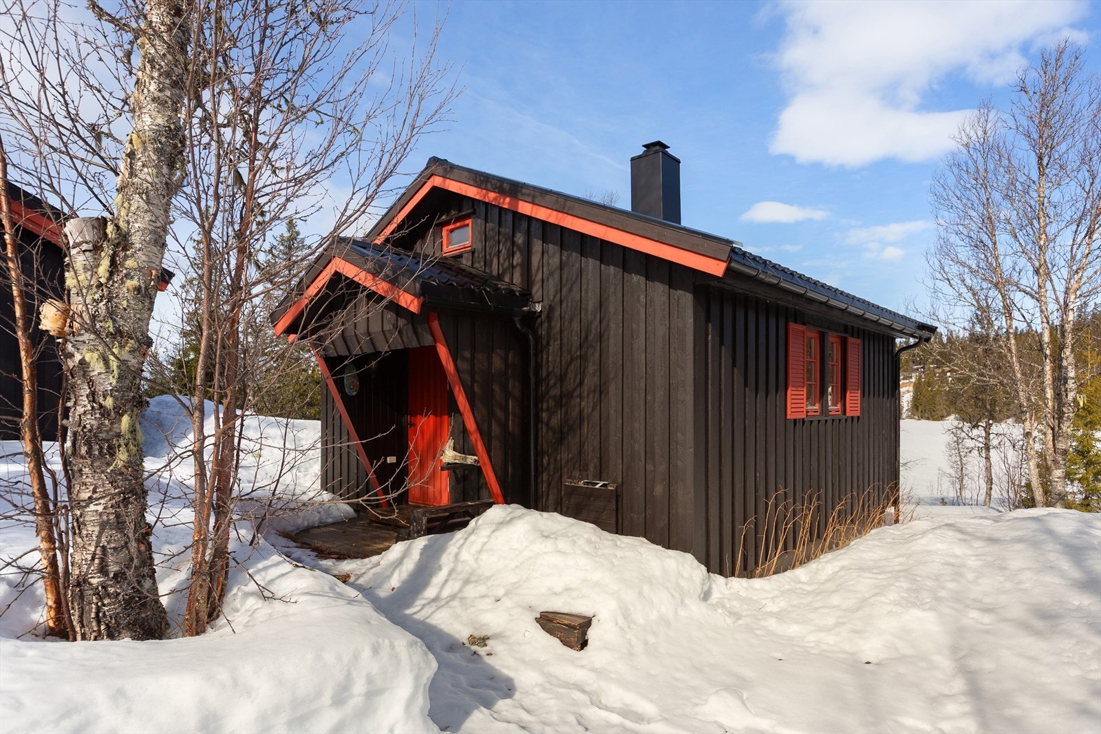 I tilknytning til hytta er det et innbydende anneks. Annekset har terrasseplatting ved inngangen og ned mot vestlig retning. Galleribilde