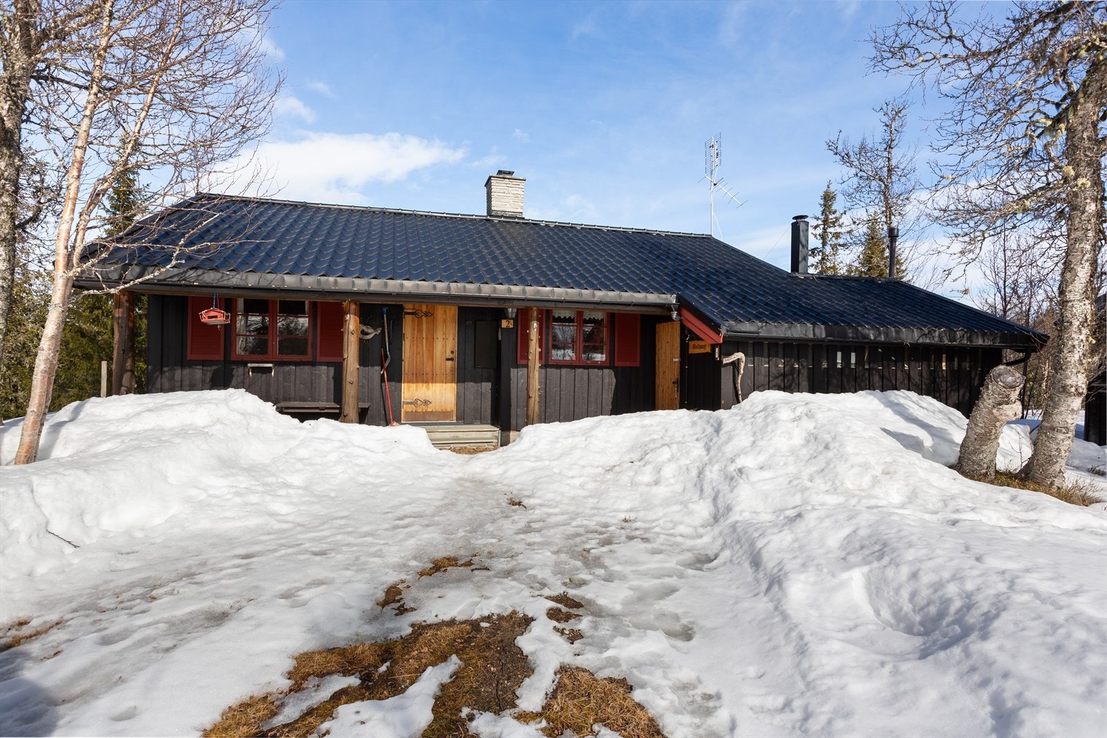 Bebyggelsen består av tun med hytte, anneks og uthus, alle med tradisjonell hyttestandard på overflater og utstyr. Galleribilde