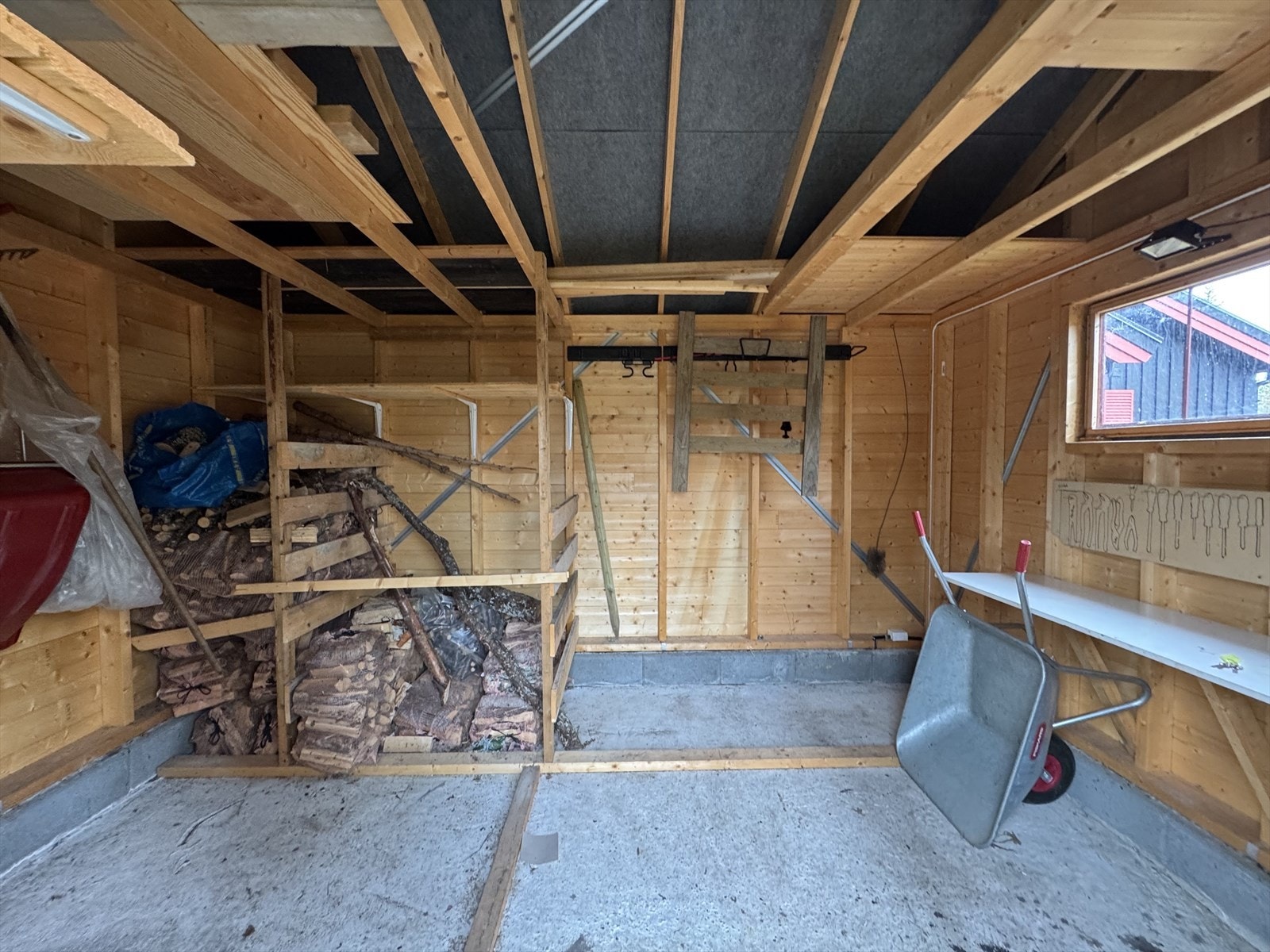 Her er det innvendig betonggulv og innlagt strøm til belysning og kontakter. Galleribilde