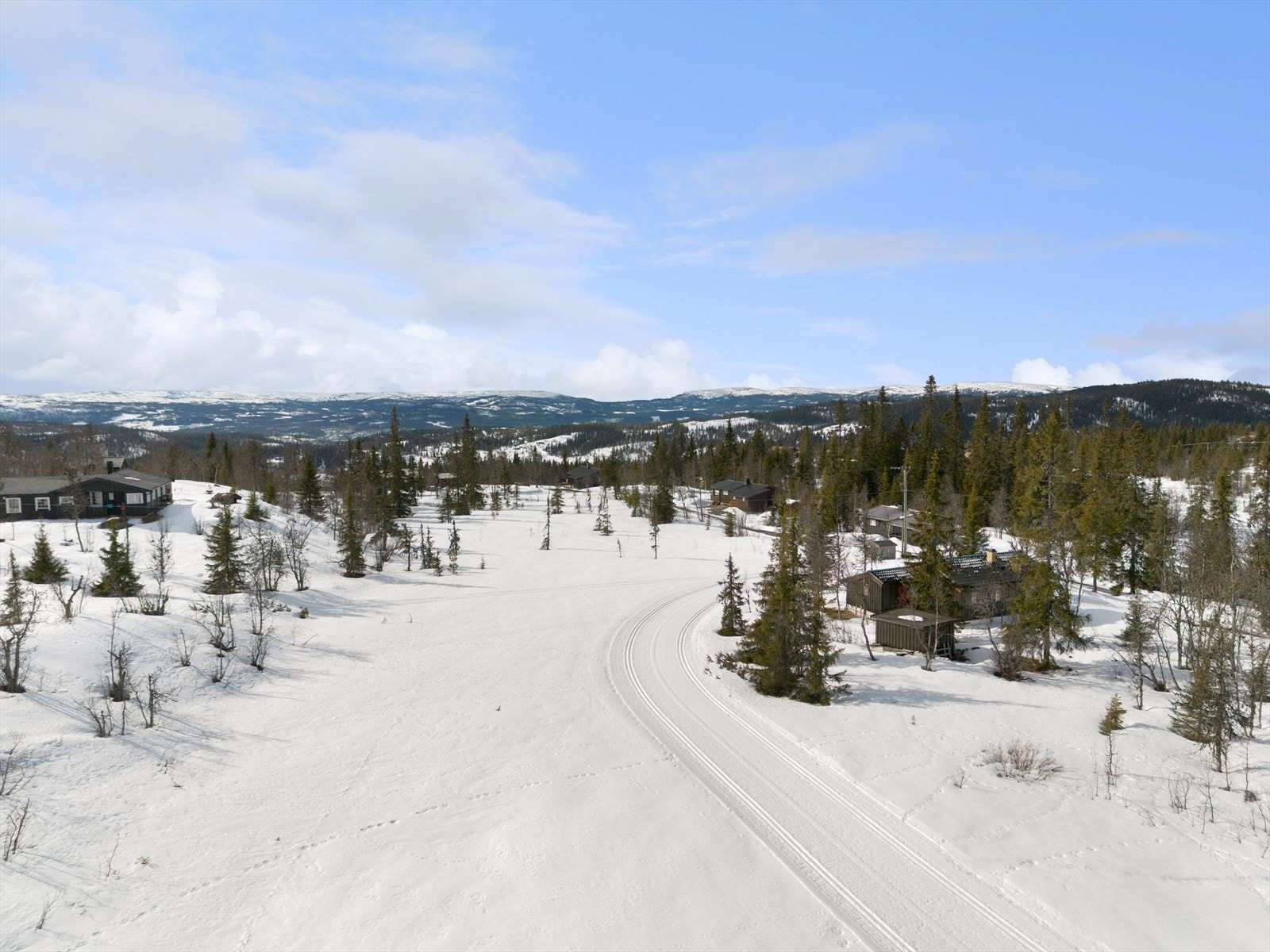 Vinterstid finner du oppkjørte skiløyper 100 m. fra hytteveggen, så her er det bare å spenne på seg skiene og gå rett inn i et fantastisk løypenett. Galleribilde