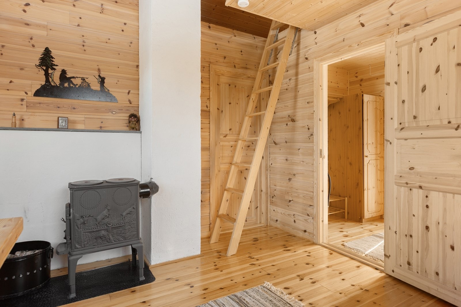 I tillegg har bygget en liten hems med ekstra soveplass over stue/kjøkken delen. Galleribilde