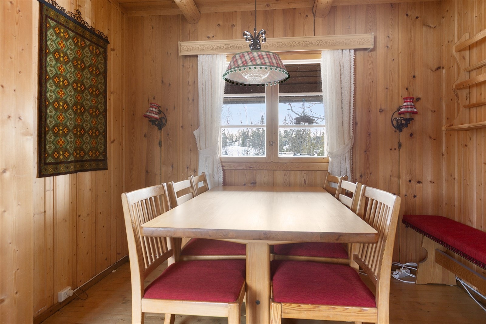 Frokosten nytes gjerne rundt spisebordet med utsikt mot omkringliggende natur. Galleribilde