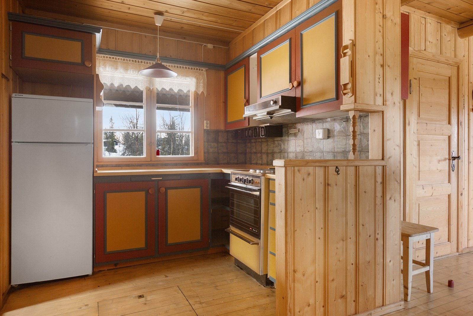 Rommet har også en kjellerluke i gulvet med god lagringsplass for mat-og drikkevarer. Galleribilde