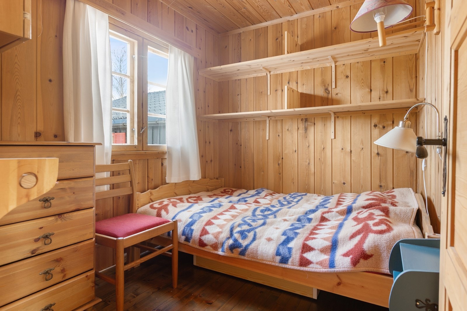 Hytta har tre hyggelige soverom, hvor en kan våkne uthvilt og klar for en ny dag på fjellet. På det ene soverommet er det dobbeltseng. Galleribilde