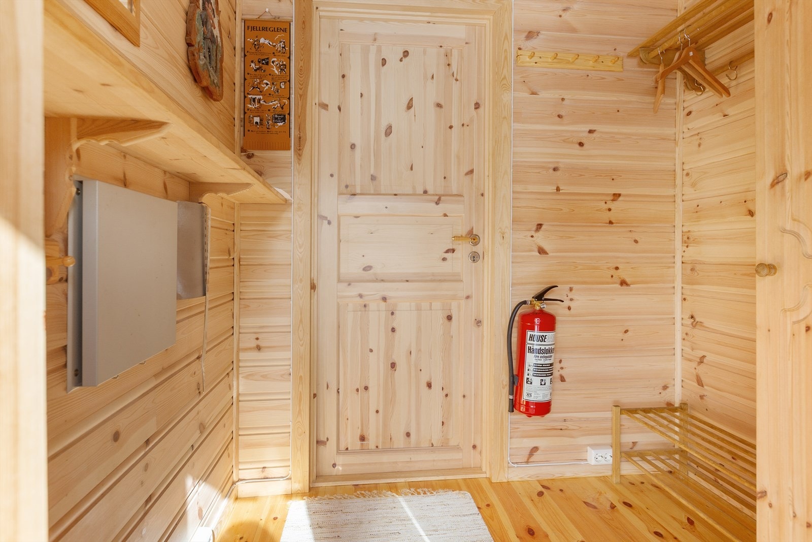 Et lite overbygd inngangsparti tar deg inn til romslig gang med plass til yttertøy og sko. Galleribilde