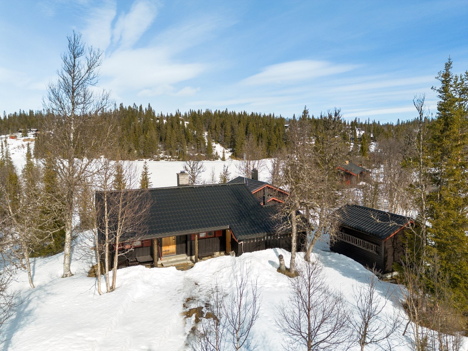 Dette koselige hyttetunet ligger solrikt og fint til med nydelig utsikt til Skåletjednet, ca. 890 moh. Galleribilde