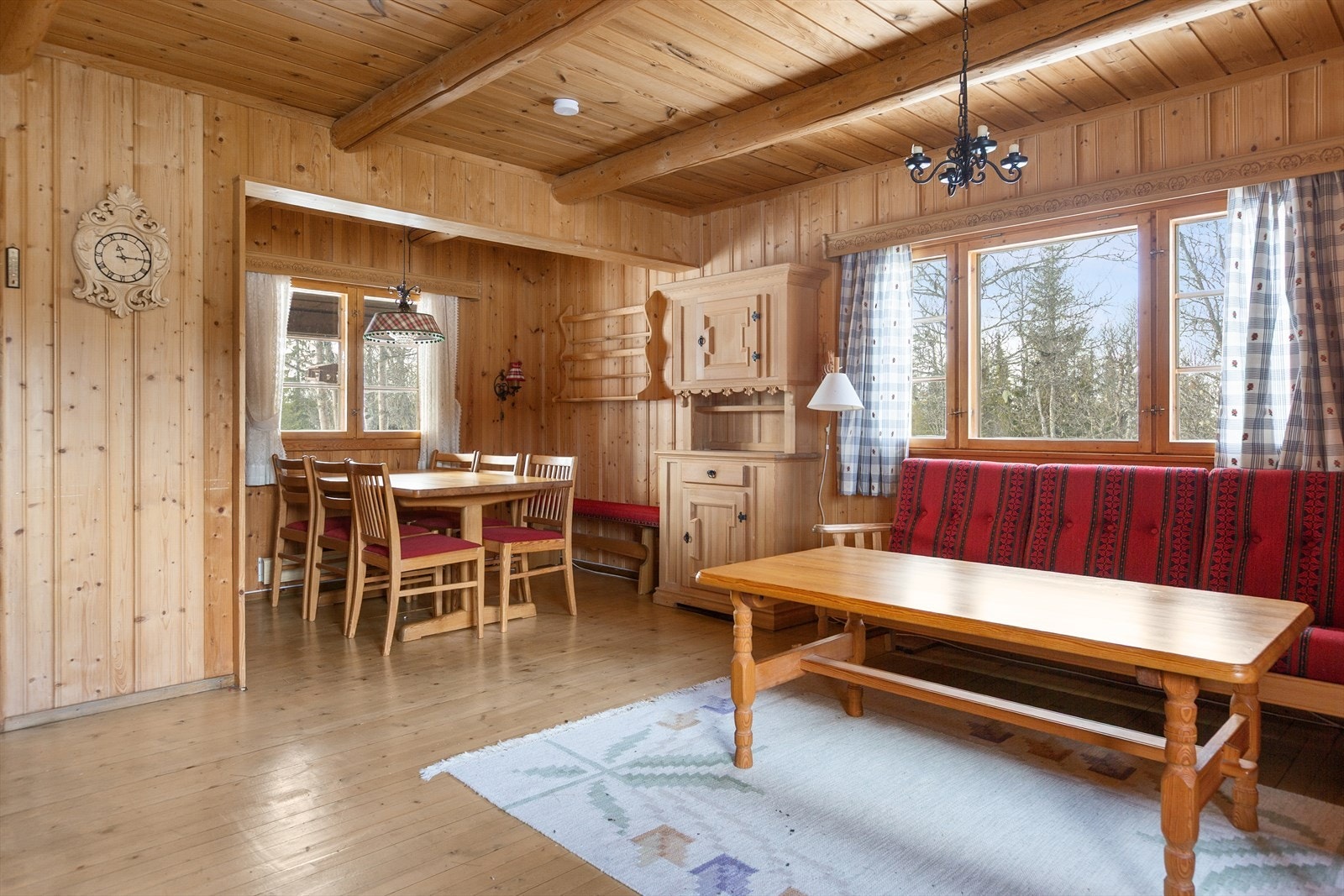 Her kan en samles rundt et vakkert langbord eller slappe av i sofakroken nær peisen for å lese en god bok. Galleribilde