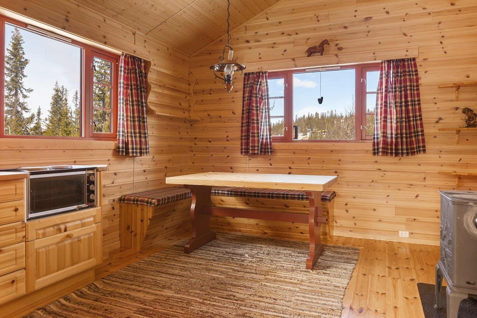 Et spisebord med plassbygd sittebenk skaper en fin ramme for hyggelige måltider og andre familieaktiviteter. Galleribilde