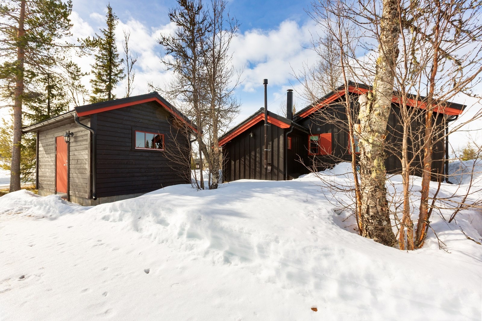 Fra hytta er det ca. 4 minutters kjøring til Gamlestølen Turistsenter, hvor en bl.a. kan nyte gode måltider i hyggelige omgivelser. På Gamlestølen finner en også Jomfruslettfjellheisen. Galleribilde