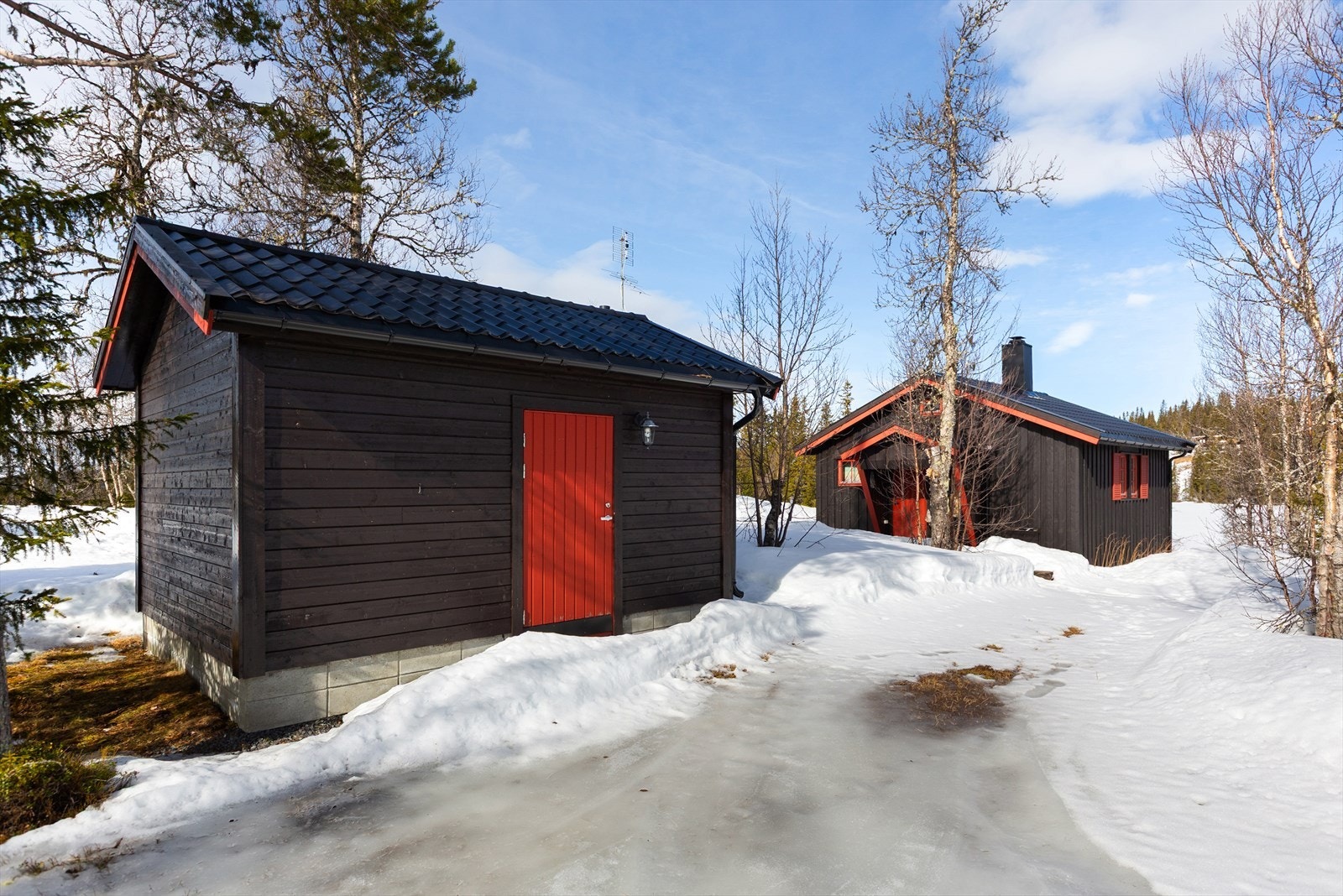 Uthuset har godt med lagringsplass til alt du trenger av utstyr, for eksempel ski, sykler, grill og ved. Her er det innvendig betonggulv og opplegg for strøm til belysning og kontakter. Galleribilde