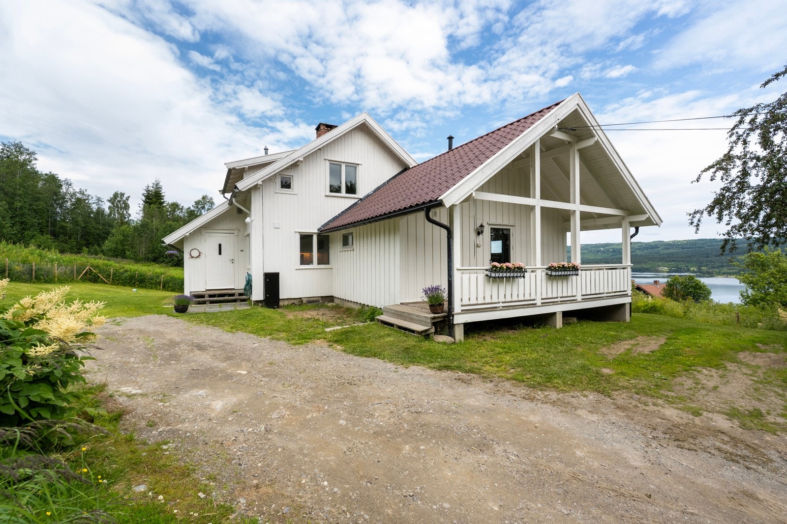 Romslig tomt på rett i overkant av ett mål Galleribilde