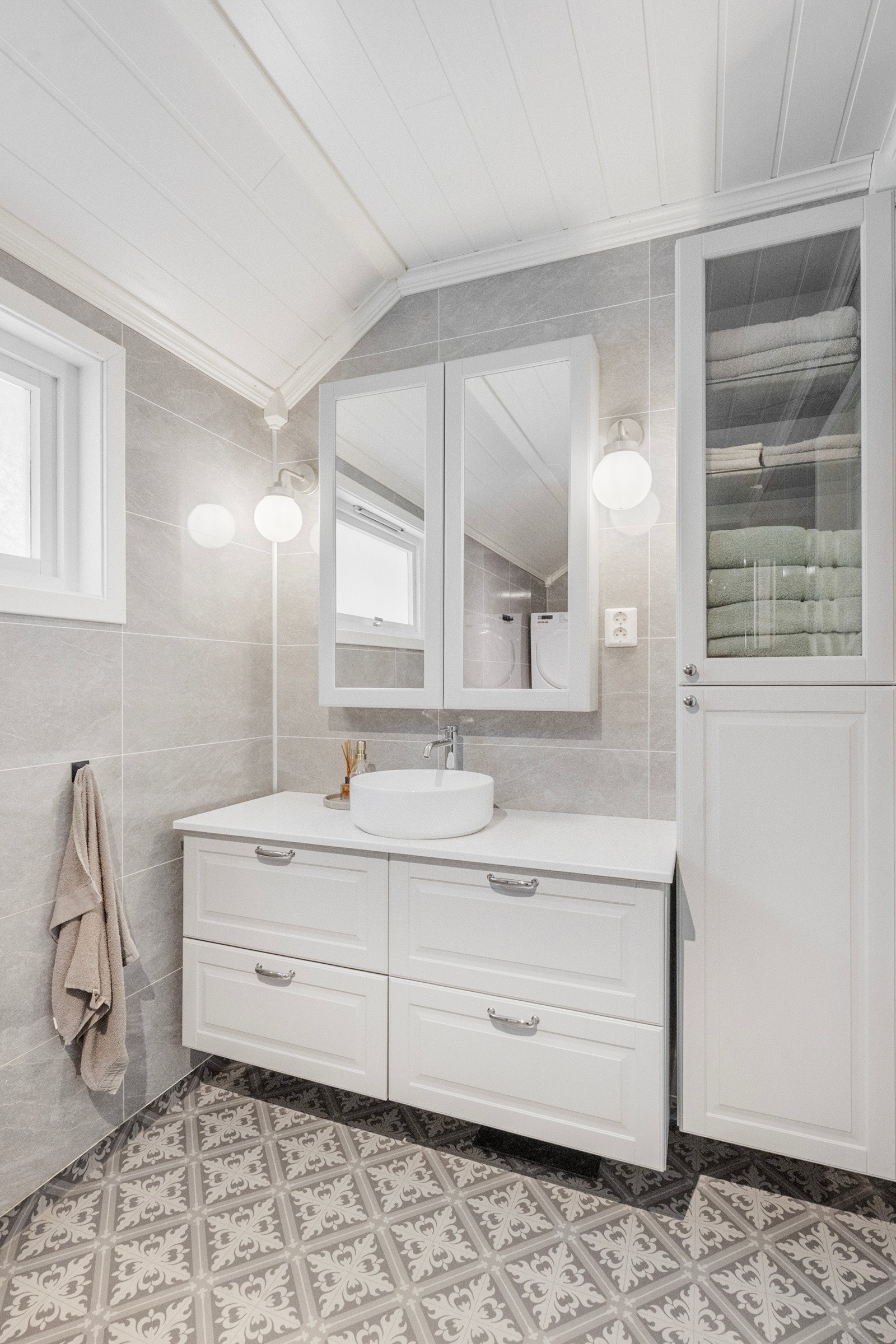 Rommet er utstyrt med servant med underskap, dusjvegger og gulvmontert wc. Det er også opplegg til vaskemaskin her. Galleribilde