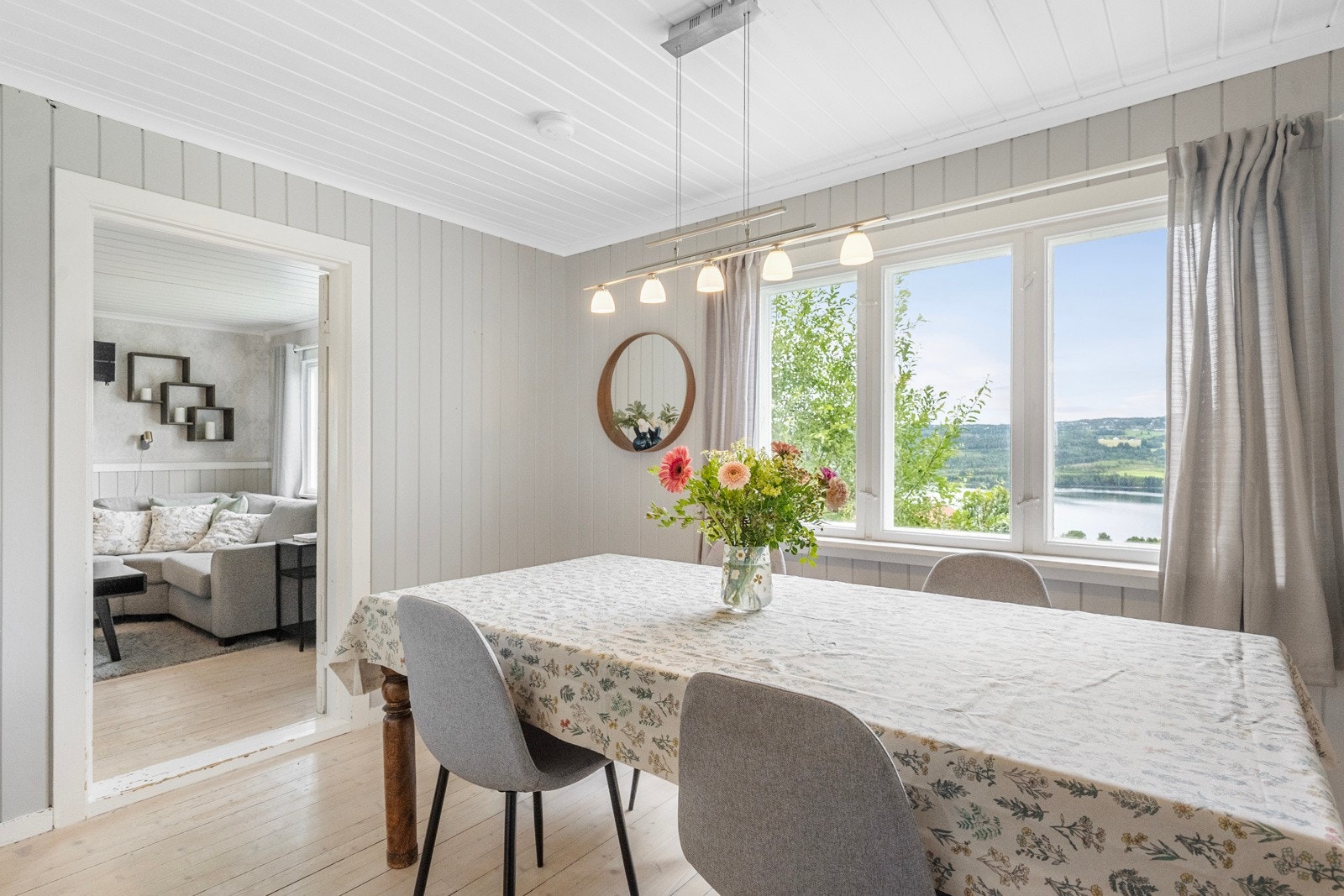 Lys & delikat spisestue Galleribilde