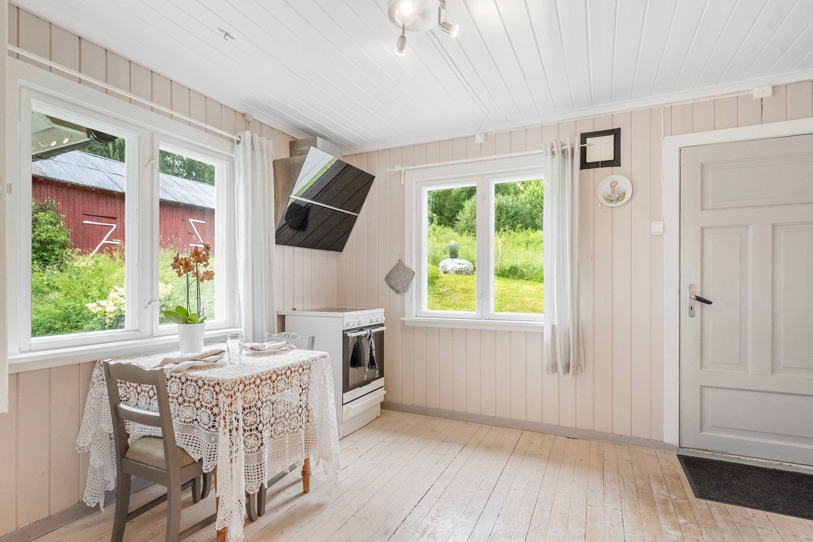 Kjøkkenet har plass til spisebord Galleribilde