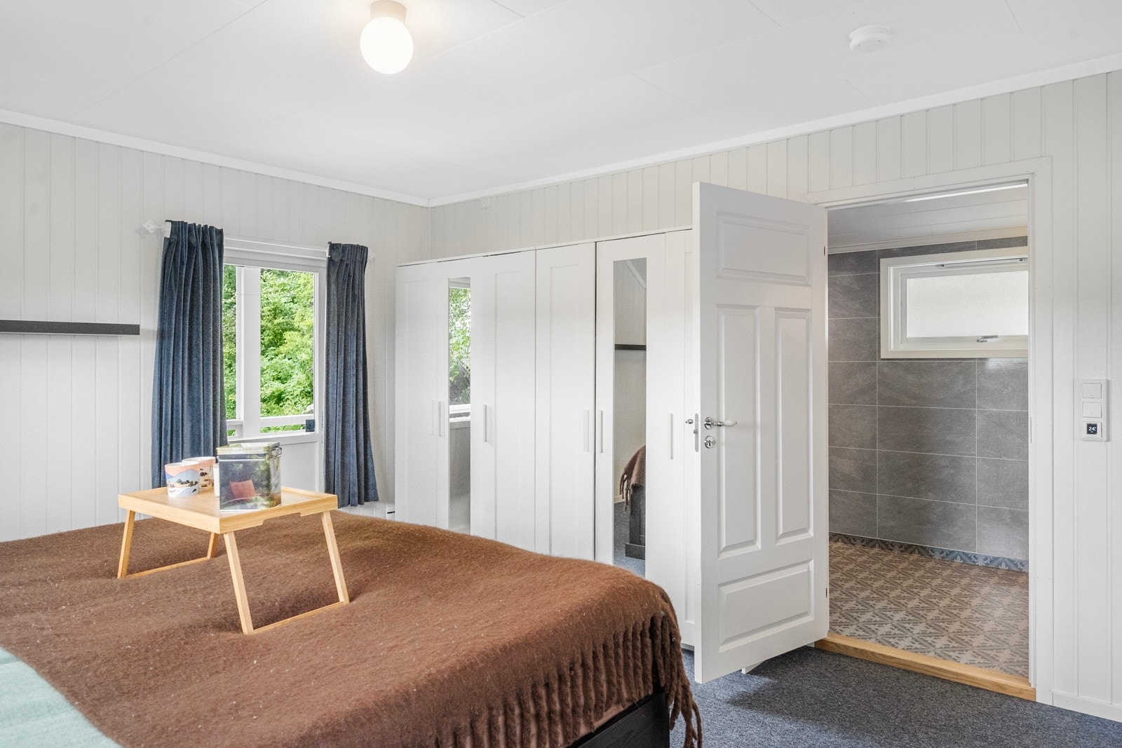 Soverommet i hovedetasjen har praktisk adkomst til badet Galleribilde