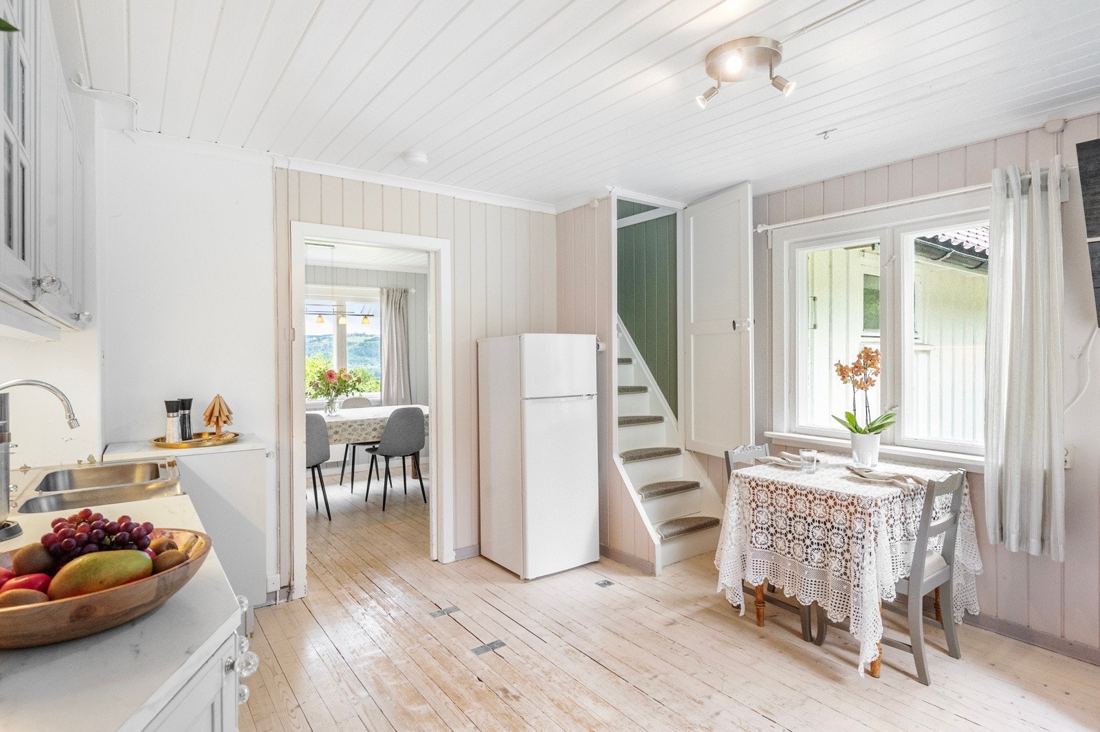 Plass til frittstående komfyr og kjøleskap. Integrert oppvaskmaskin. Galleribilde