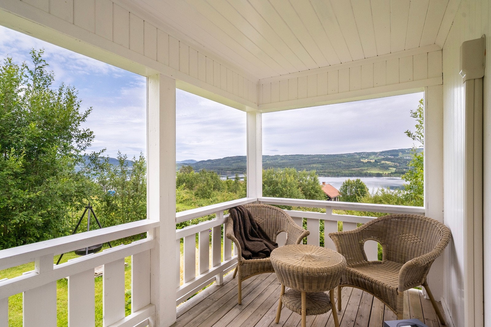 Fin utsikt mot Mjøsa - terrasse mot nord - utgang fra stue 1.etg. Galleribilde