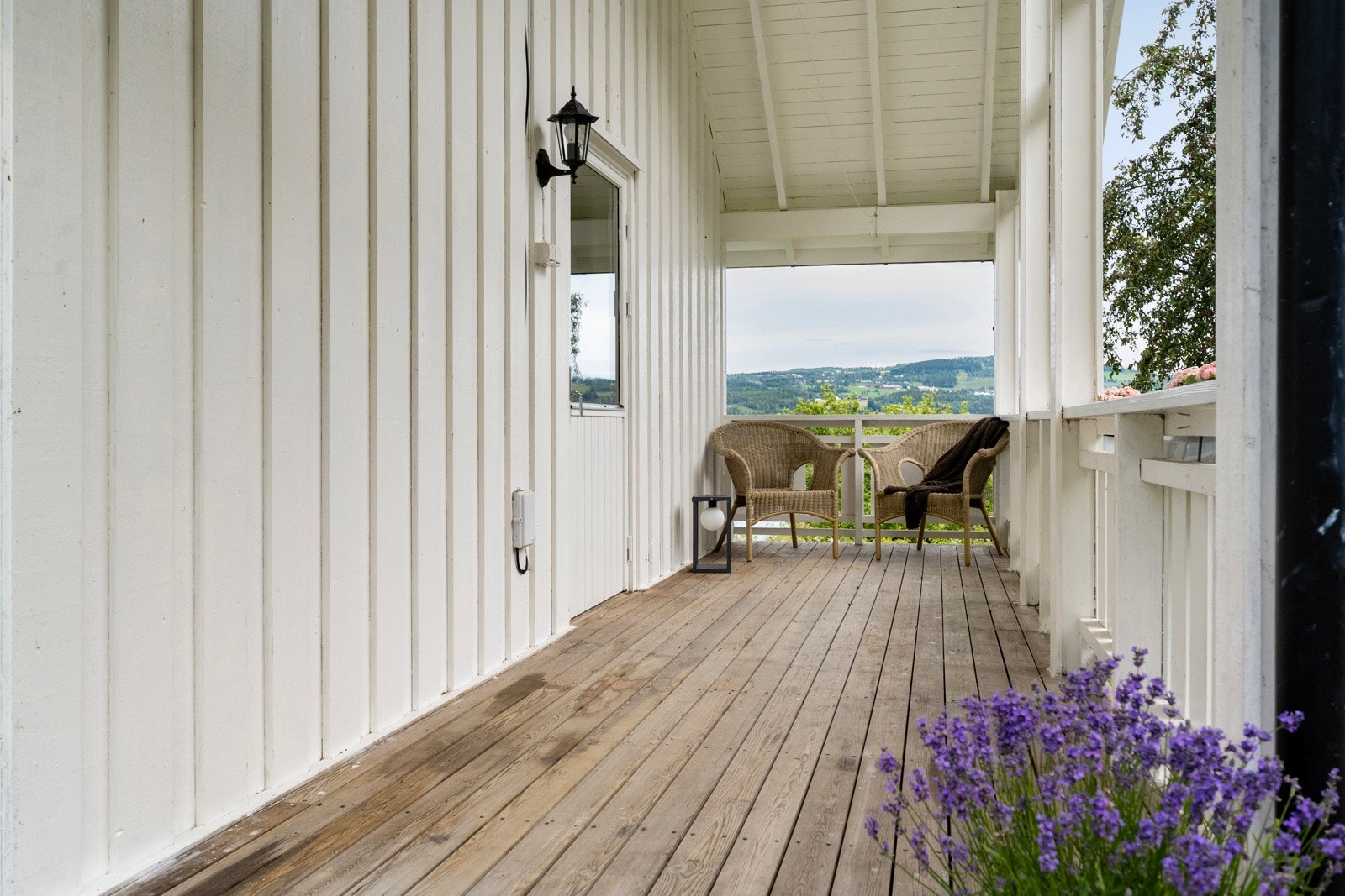Overbygget terrasse mot nordvest med adkomst fra stue. Galleribilde