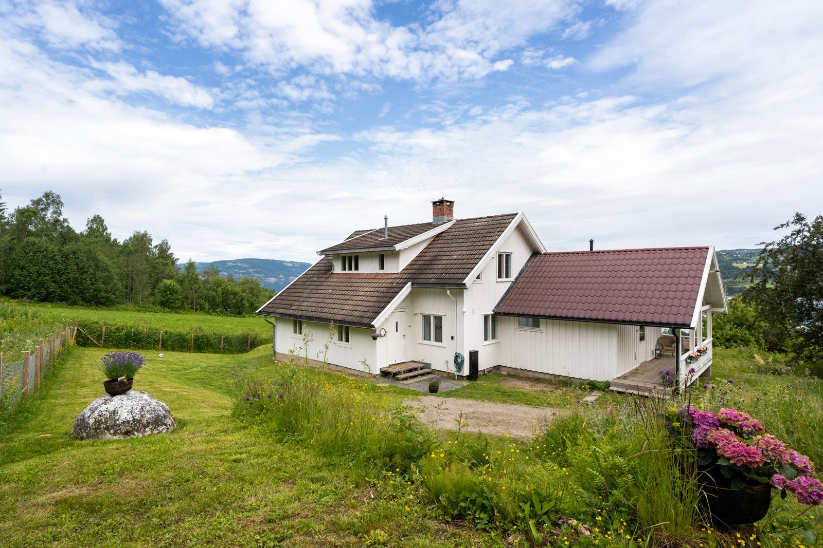 En eldre, sjarmerende enebolig i 1 1/2 etg. opprinnelig oppført i ca. 1956, tilbygd i ca.1990 Galleribilde