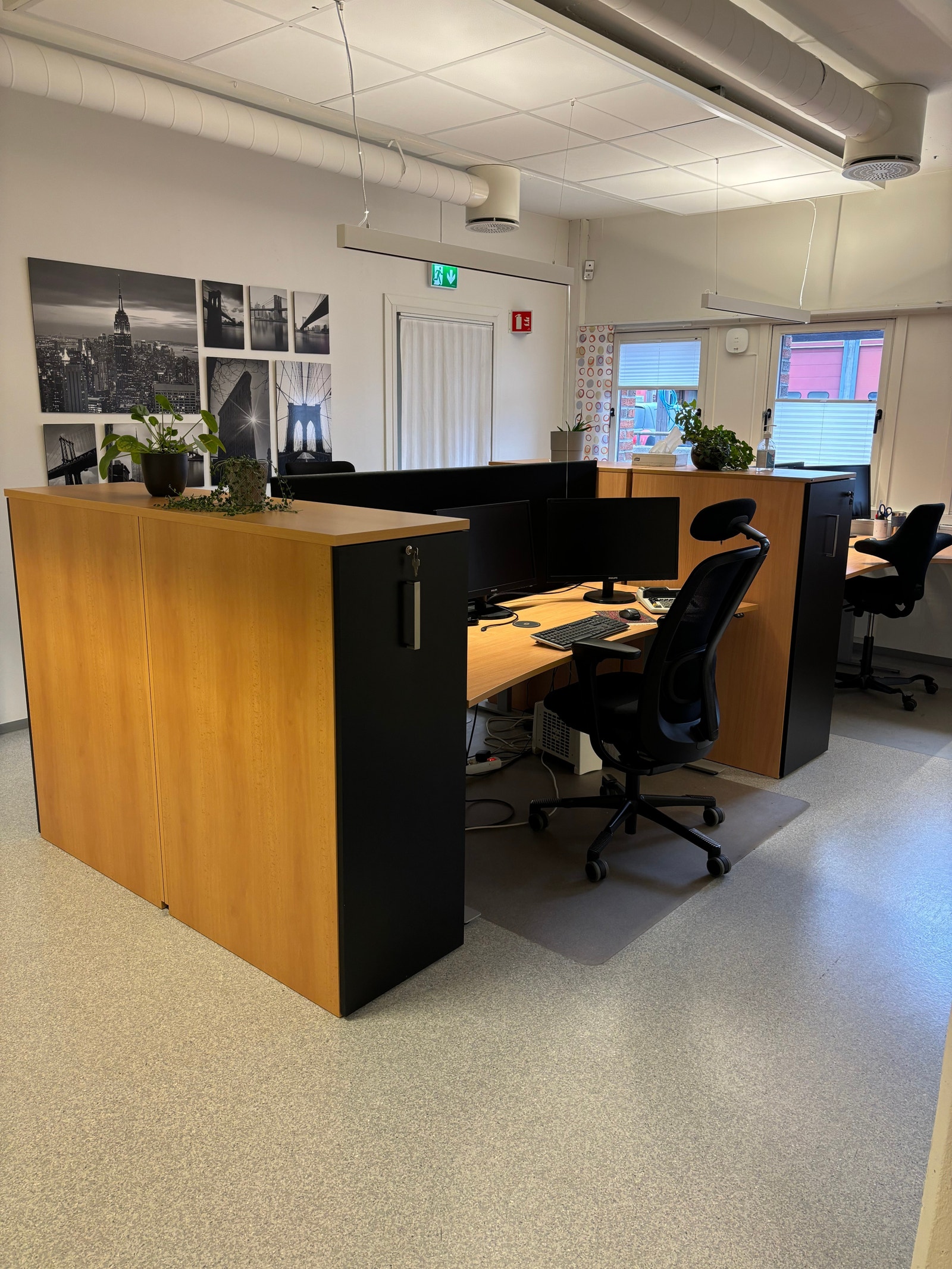 Kontorlokaler 276 m2 bta - Cellekontorer og åpent landskap.
Egne møterom og hyggelig kjøkken i arealet Galleribilde