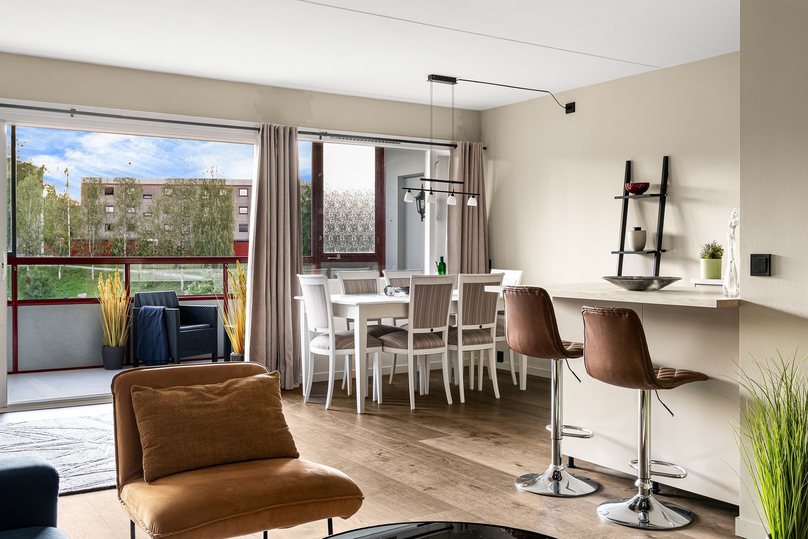 Store vinduer slipper inn godt med naturlig lys og gir en god romfølelse. Galleribilde