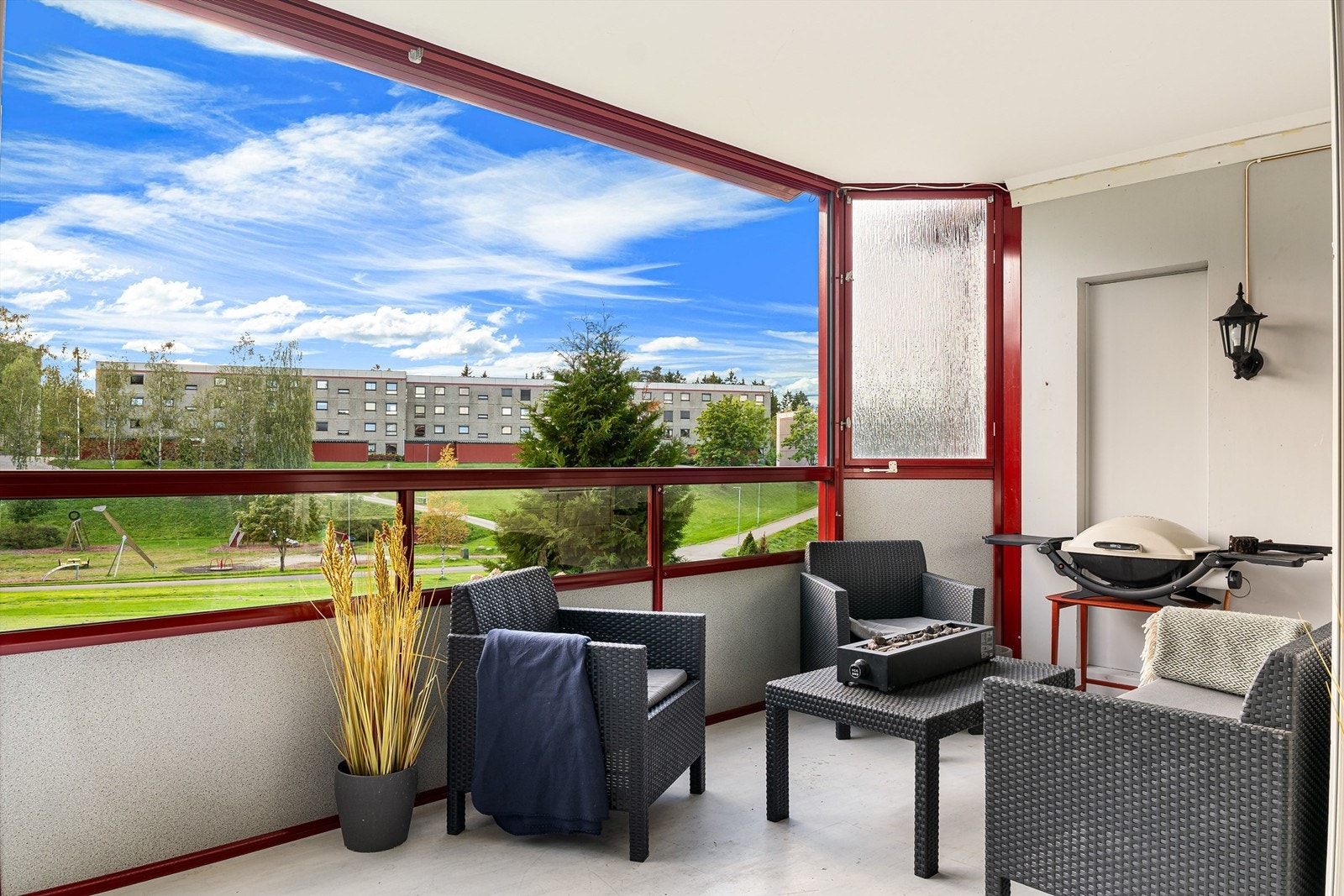 Hyggelig utsyn fra balkong mot fellesareal. Galleribilde