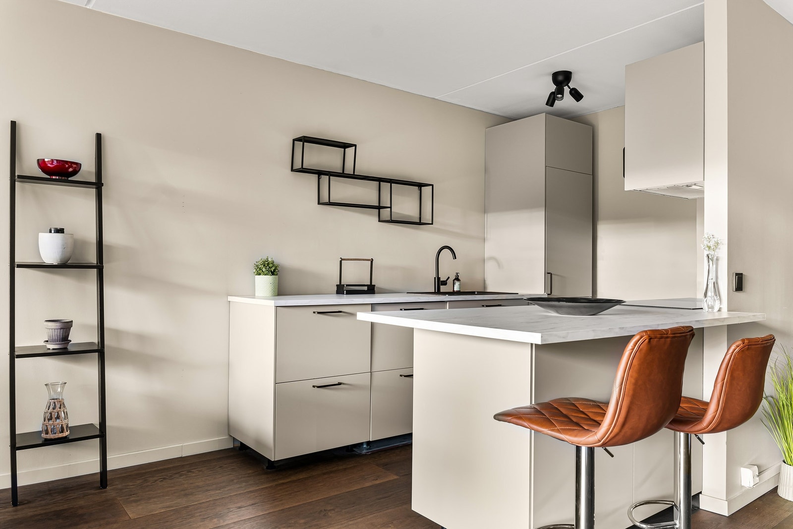 Praktisk kjøkkenøy som gir rom for ekstra arbeidsplass og oppbevaringsplass! Galleribilde